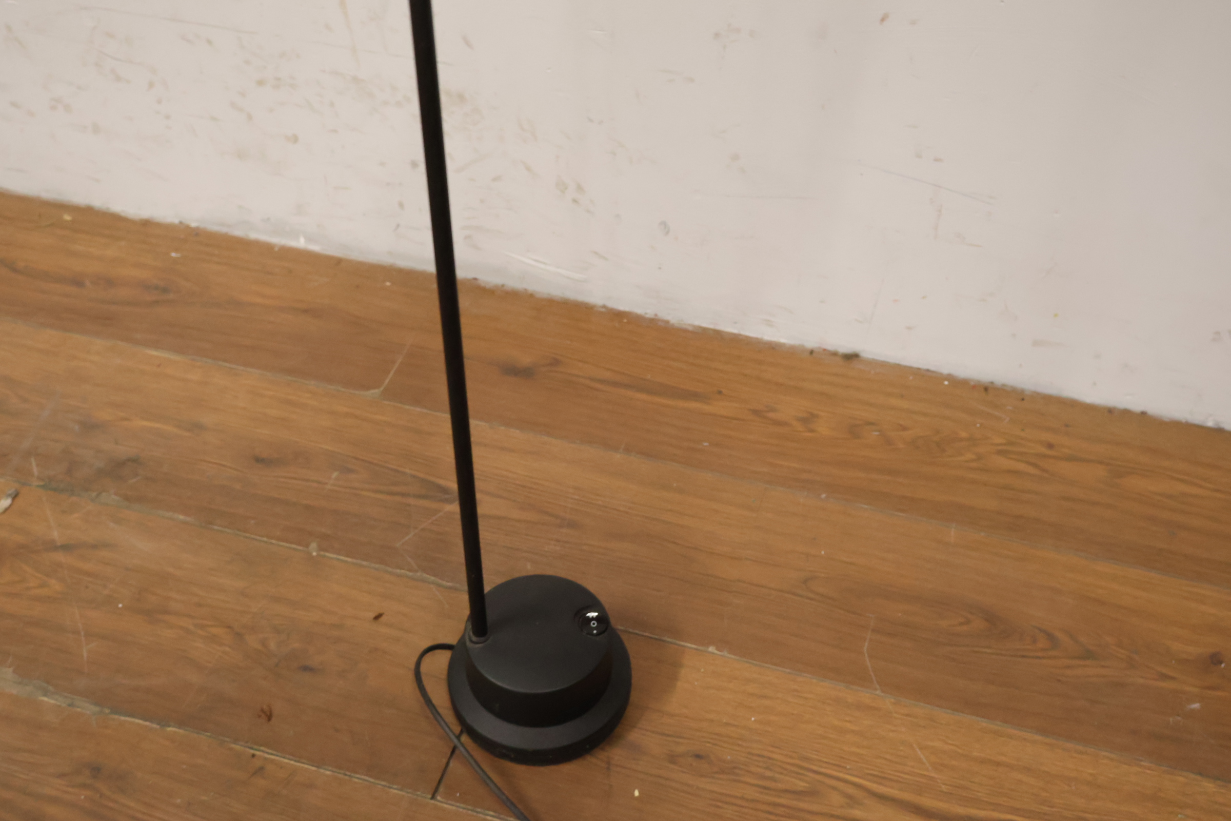 Zwarte verstelbare vloerlamp met aan/uit schakelaar – foto 8 – kavel bij GSD Auctions, Zoeterwoude