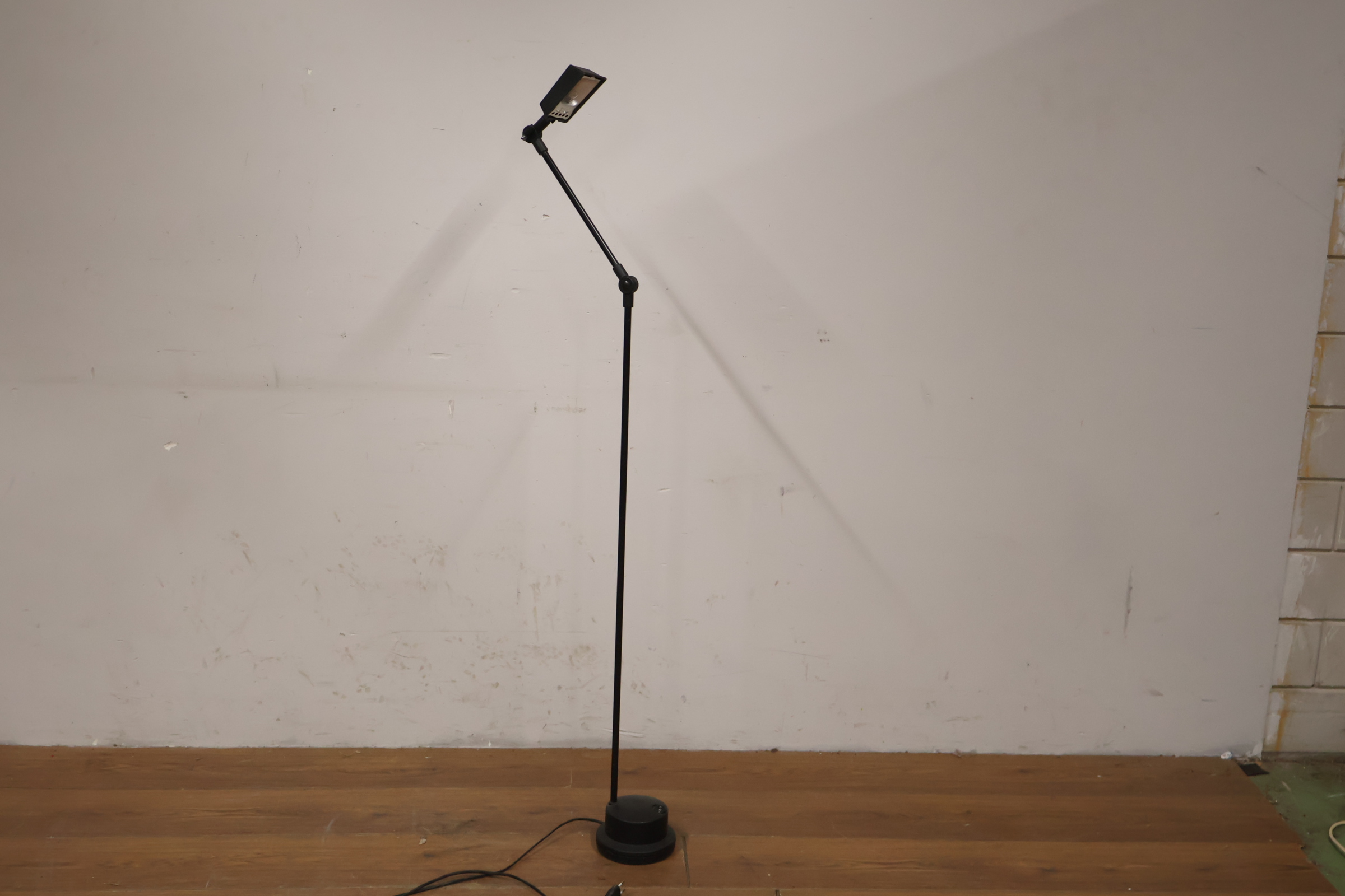 Zwarte verstelbare vloerlamp met aan/uit schakelaar – foto 9 – kavel bij GSD Auctions, Zoeterwoude