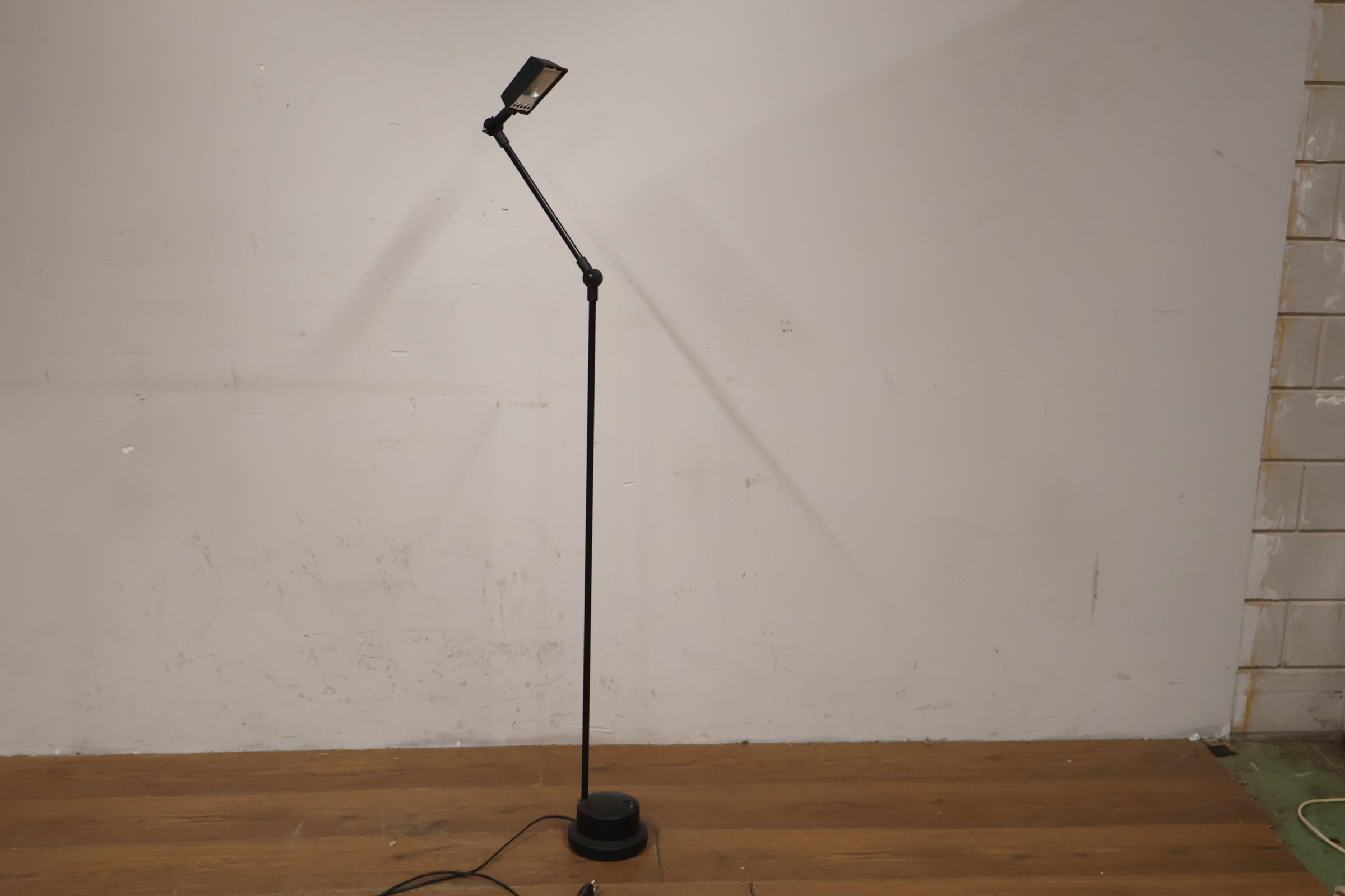 Zwarte verstelbare vloerlamp met aan/uit schakelaar – foto 10 – kavel bij GSD Auctions, Zoeterwoude
