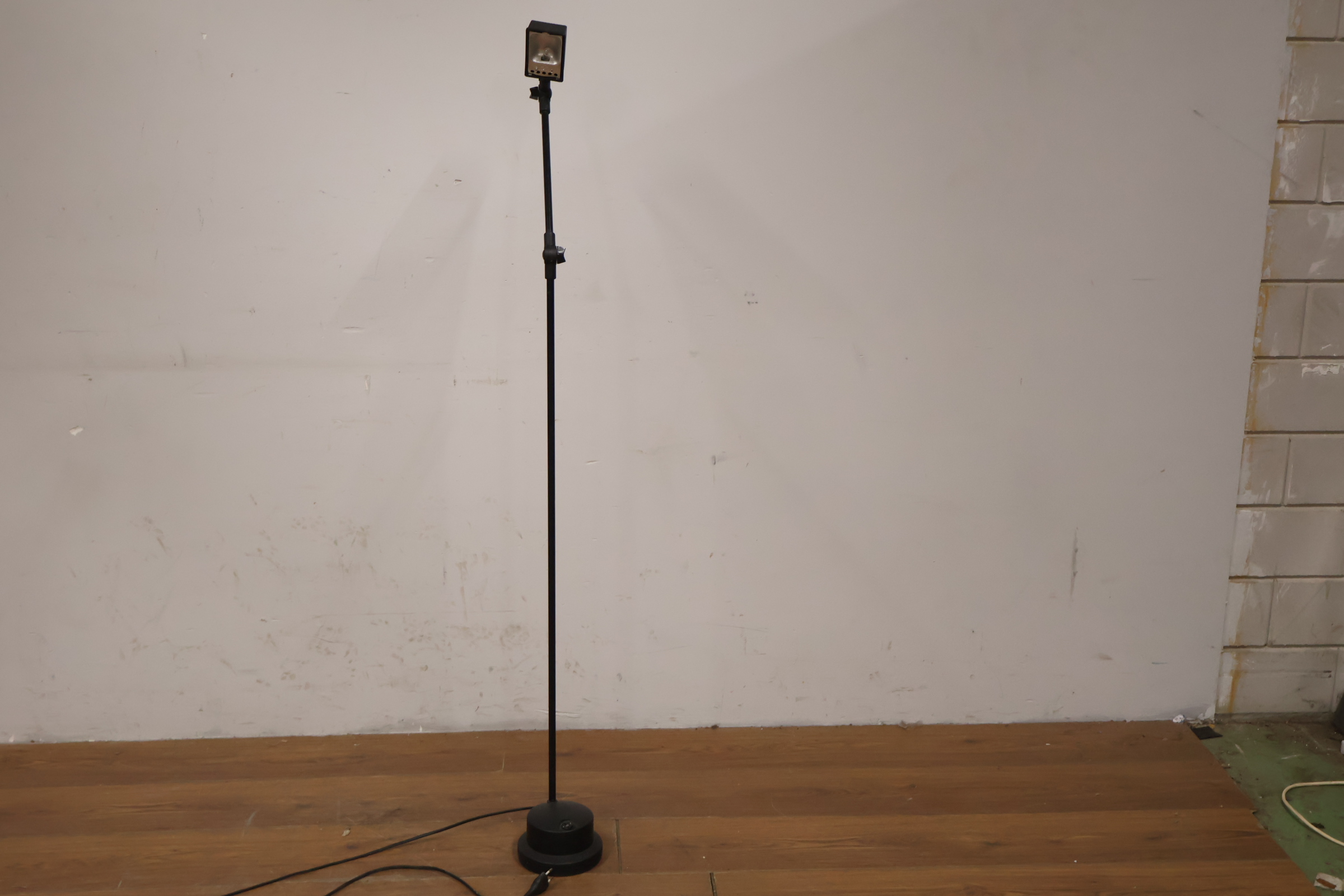 Vloerlamp met Verstelbare Arm – foto 11 – kavel bij GSD Auctions, Zoeterwoude