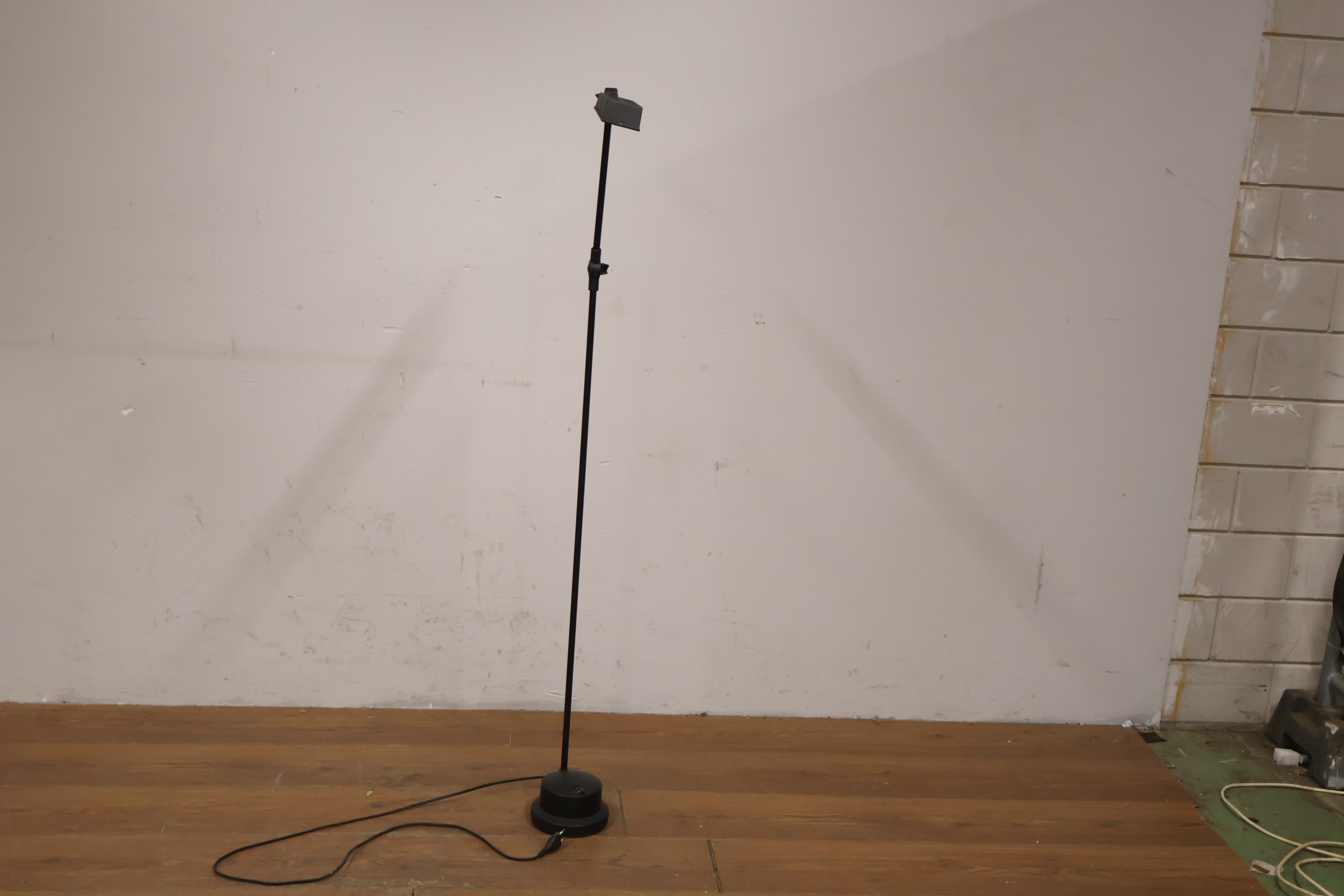 Vloerlamp met Verstelbare Arm – foto 12 – kavel bij GSD Auctions, Zoeterwoude