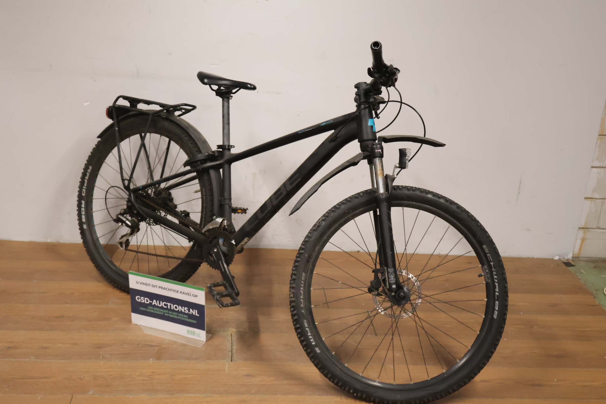 Zwarte mountainbike met spatborden en bagagedrager – kavel bij GSD Auctions, Zoeterwoude