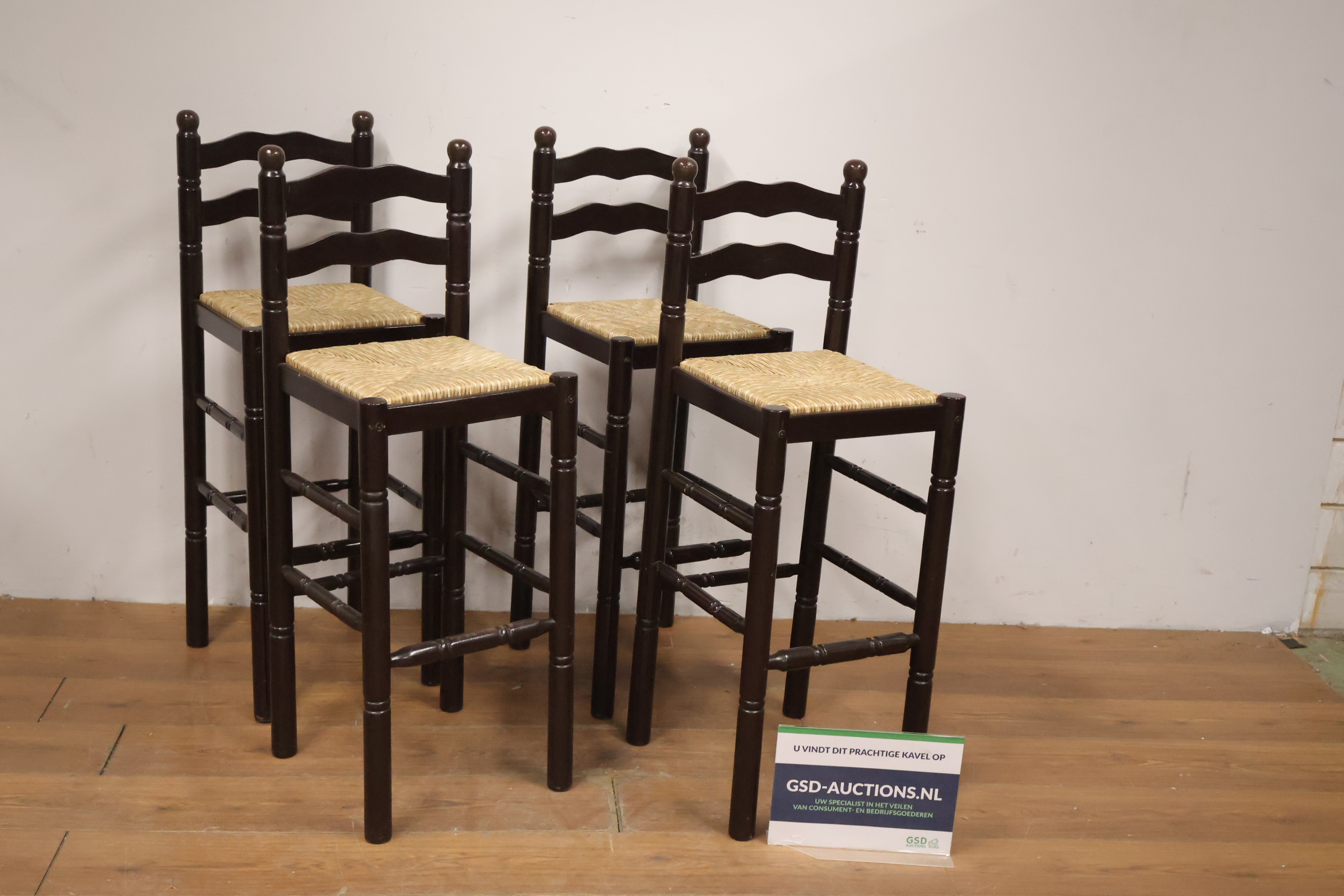 Set van vijf hoge houten stoelen met gevlochten zit – kavel bij GSD Auctions, Zoeterwoude