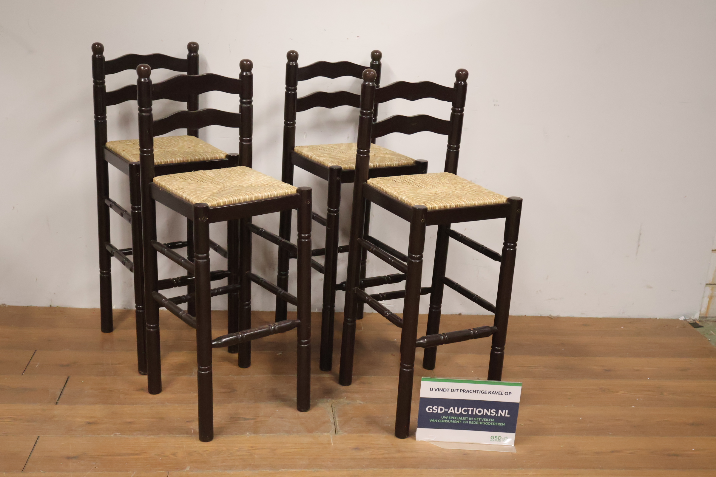 Set van vijf hoge houten stoelen met gevlochten zit – foto 2 – kavel bij GSD Auctions, Zoeterwoude