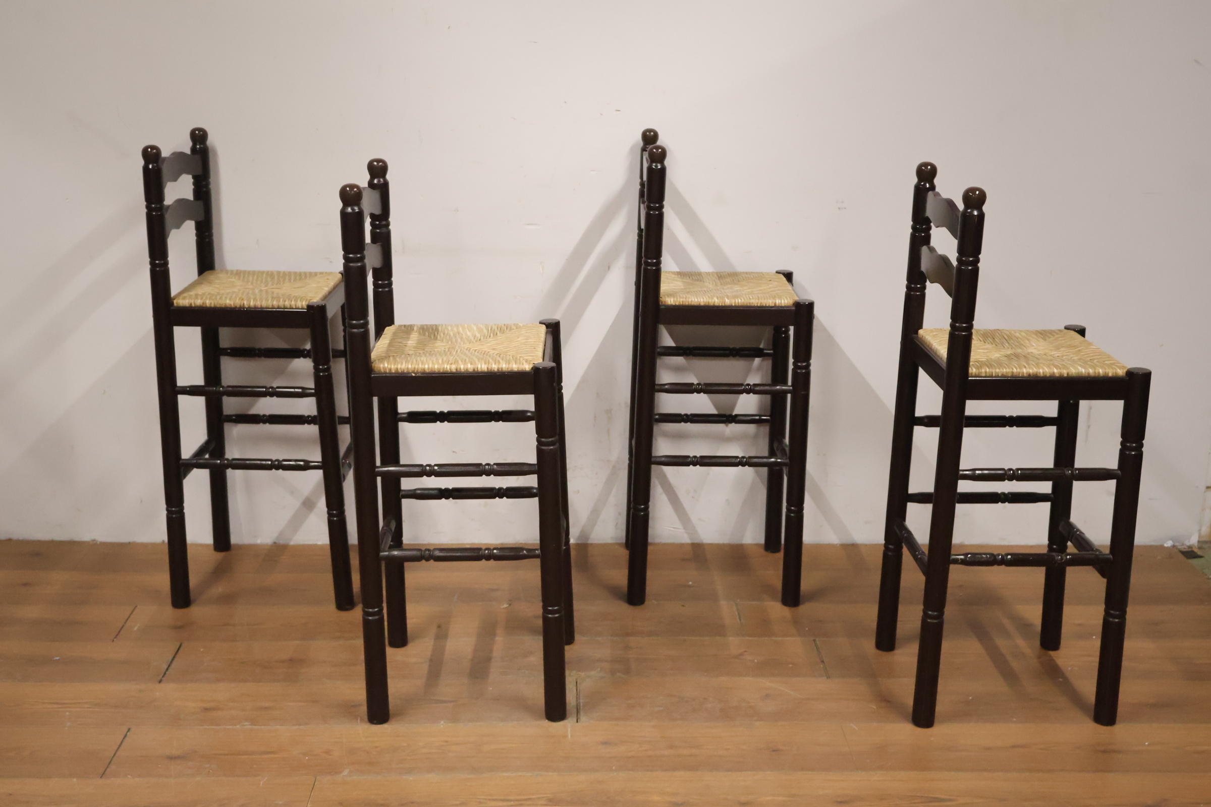Set van vijf hoge houten stoelen met gevlochten zit – foto 3 – kavel bij GSD Auctions, Zoeterwoude