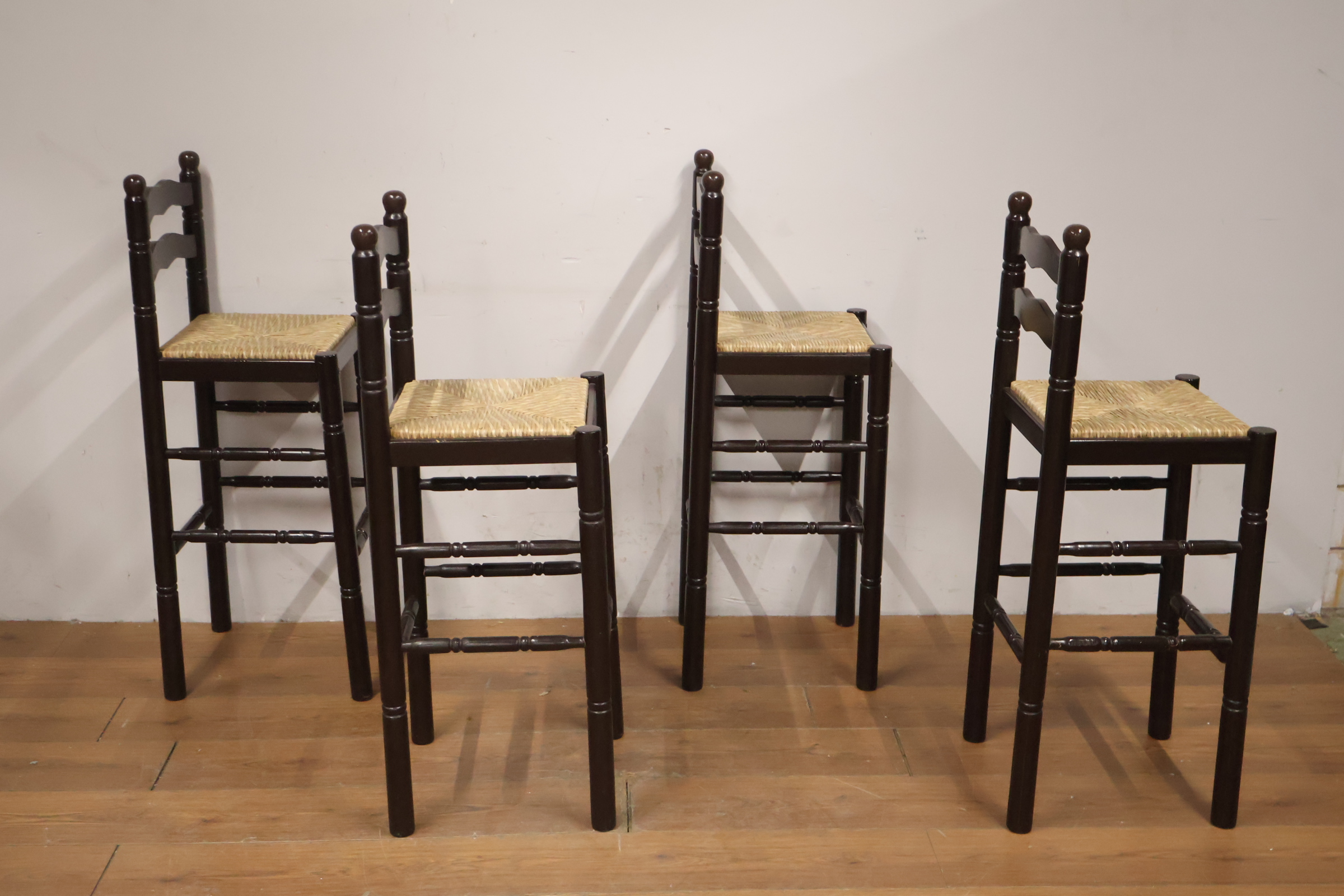 Set van vijf hoge houten stoelen met gevlochten zit – foto 4 – kavel bij GSD Auctions, Zoeterwoude