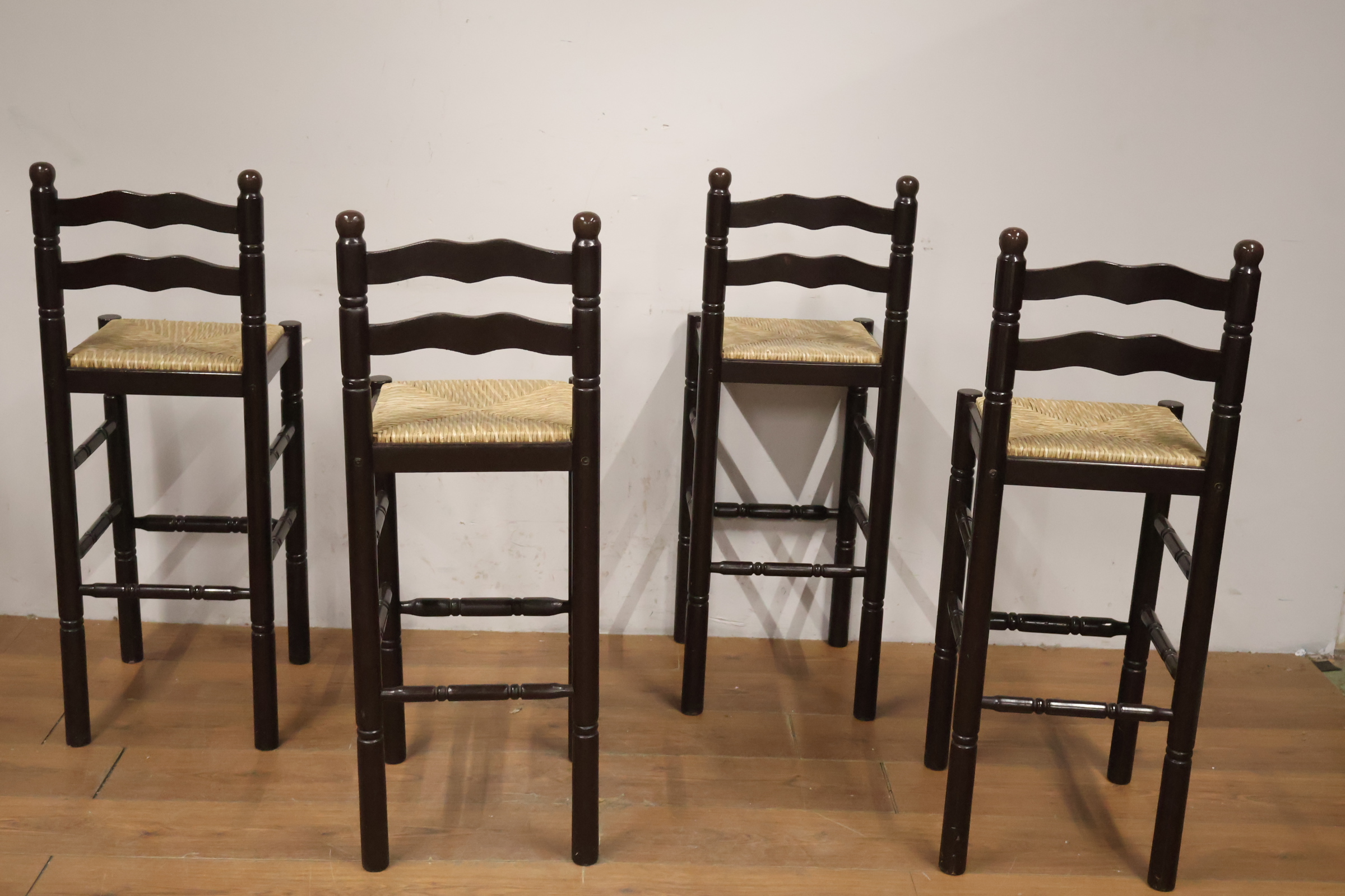 Set van vijf hoge houten stoelen met gevlochten zit – foto 5 – kavel bij GSD Auctions, Zoeterwoude