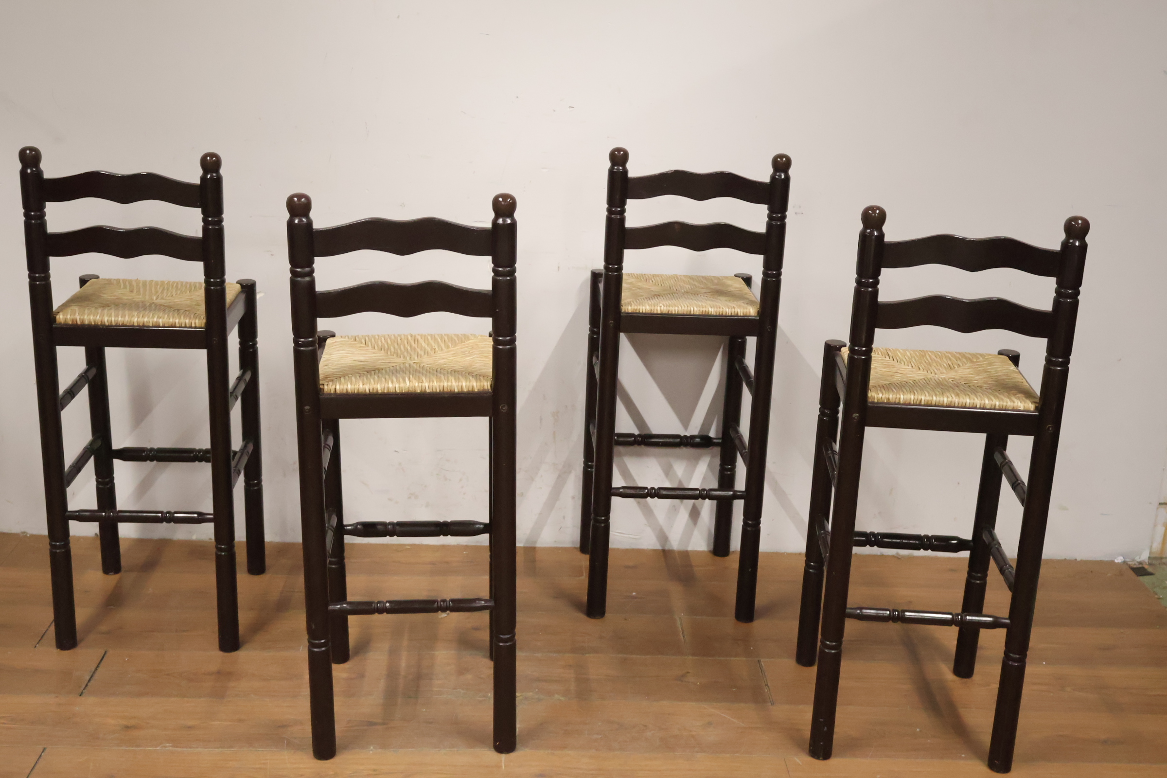 Set van vijf hoge houten stoelen met gevlochten zit – foto 6 – kavel bij GSD Auctions, Zoeterwoude