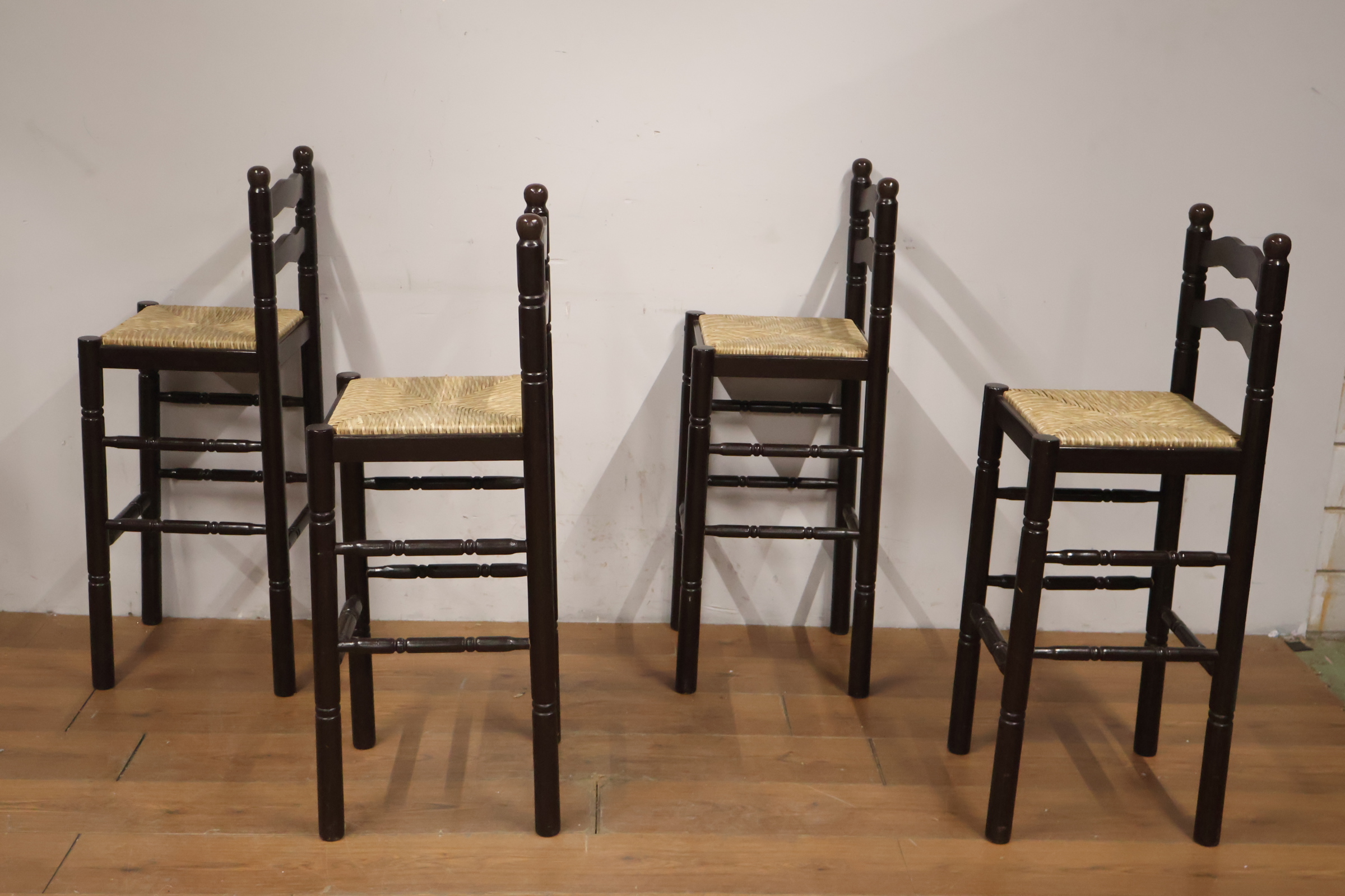Set van vijf hoge houten stoelen met gevlochten zit – foto 7 – kavel bij GSD Auctions, Zoeterwoude
