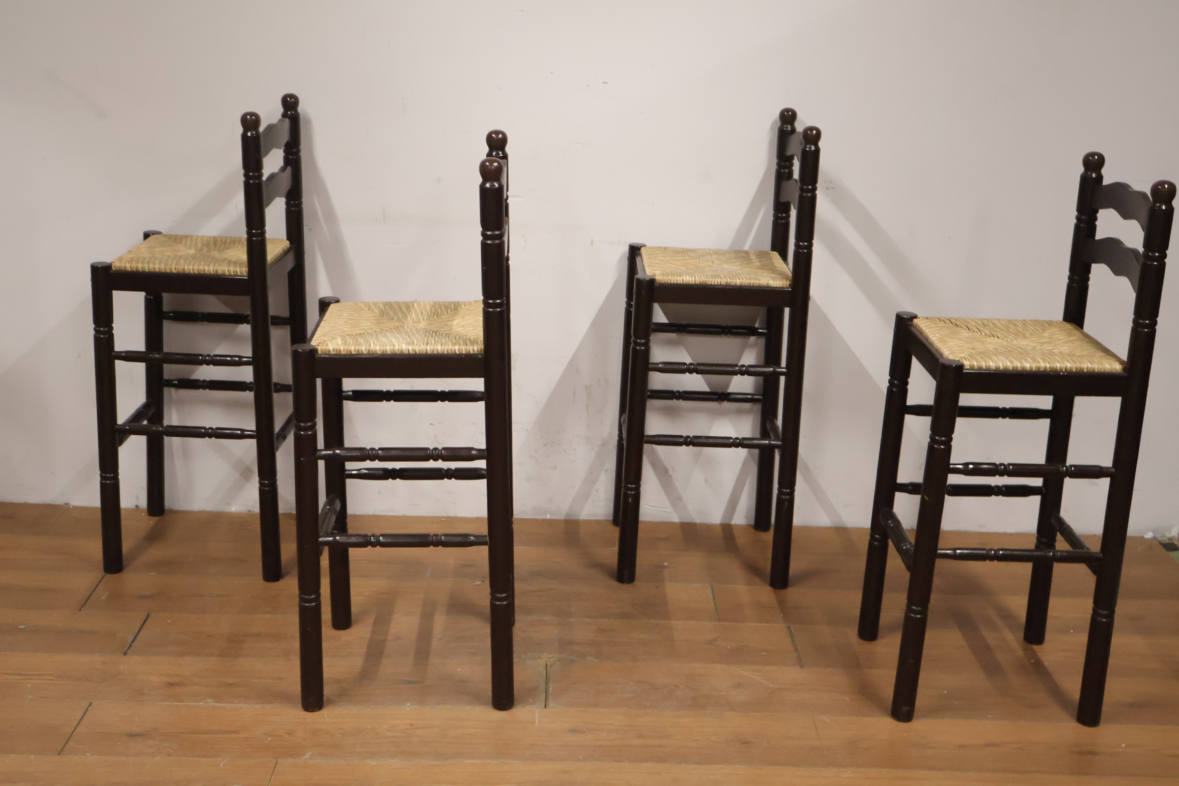 Set van vijf hoge houten stoelen met gevlochten zit – foto 8 – kavel bij GSD Auctions, Zoeterwoude