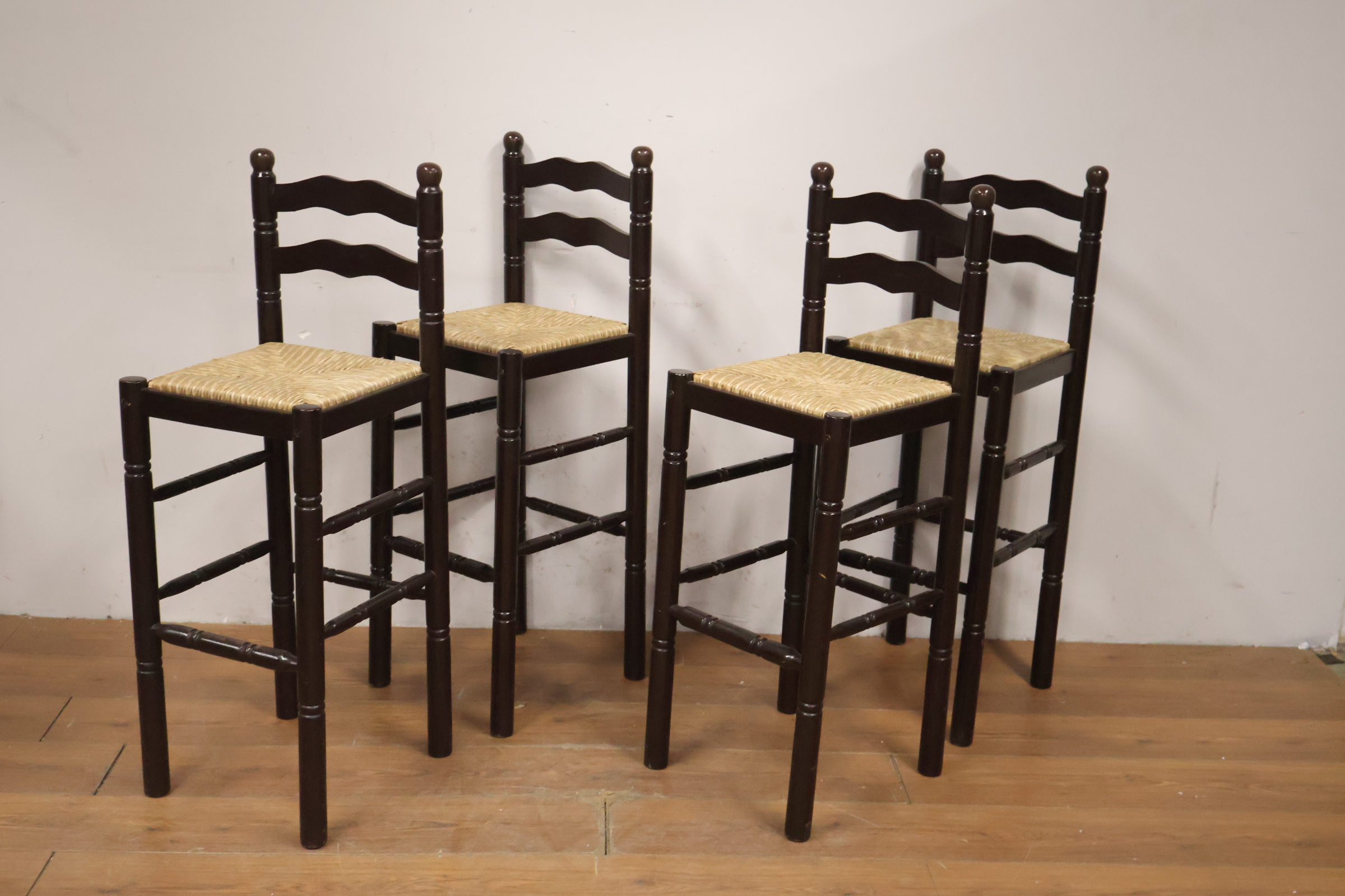 Set van vijf hoge houten stoelen met gevlochten zit – foto 9 – kavel bij GSD Auctions, Zoeterwoude