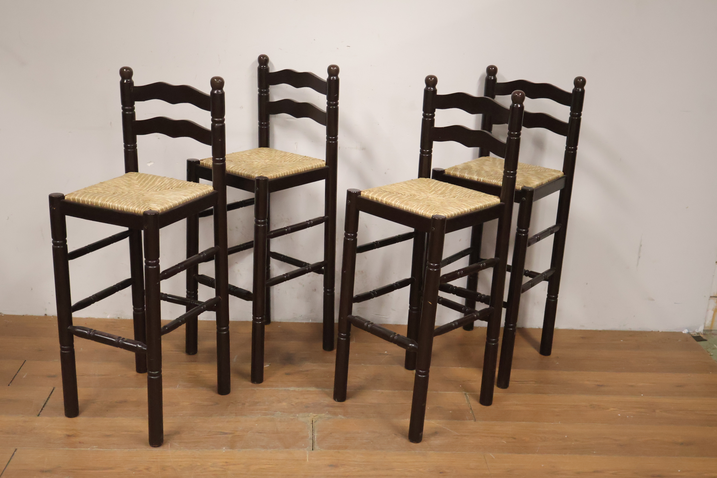 Set van vijf hoge houten stoelen met gevlochten zit – foto 10 – kavel bij GSD Auctions, Zoeterwoude