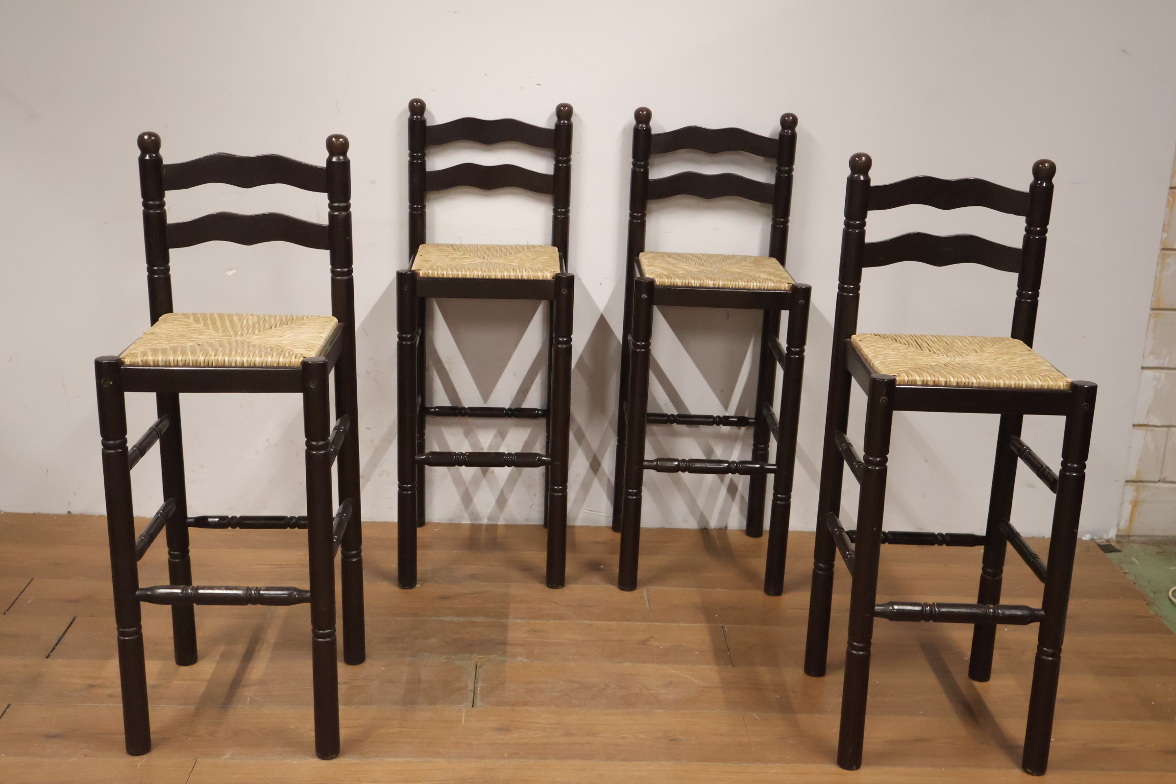 Set van 4 Barkrukken met gevlochten zit – foto 11 – kavel bij GSD Auctions, Zoeterwoude
