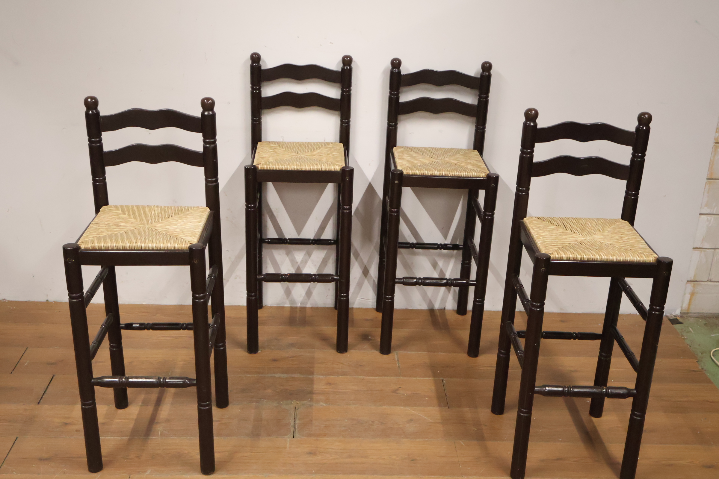 Set van 4 Barkrukken met gevlochten zit – foto 12 – kavel bij GSD Auctions, Zoeterwoude