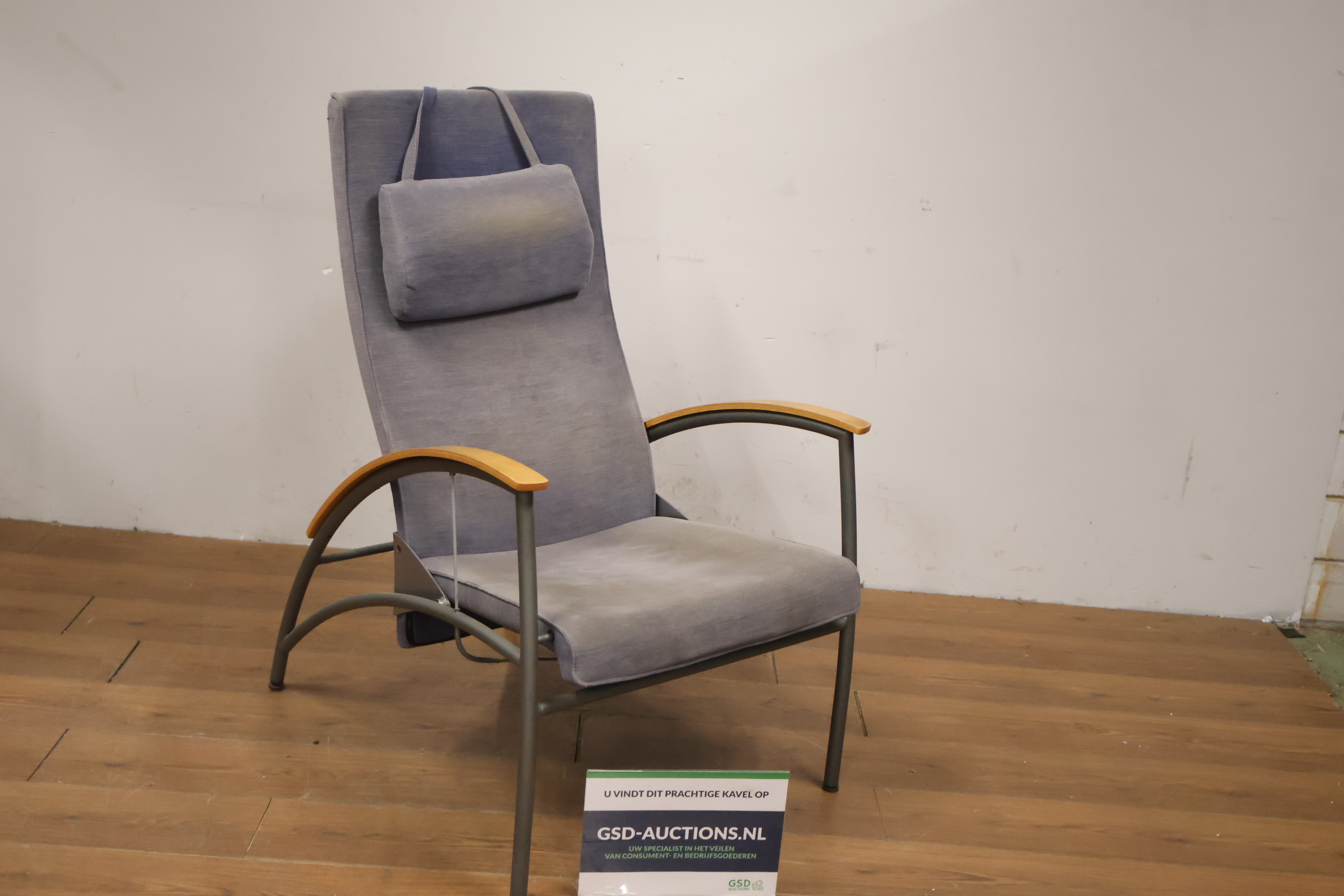 Grijze comfortabele relaxstoel met houten armleuning – foto 2 – kavel bij GSD Auctions, Zoeterwoude