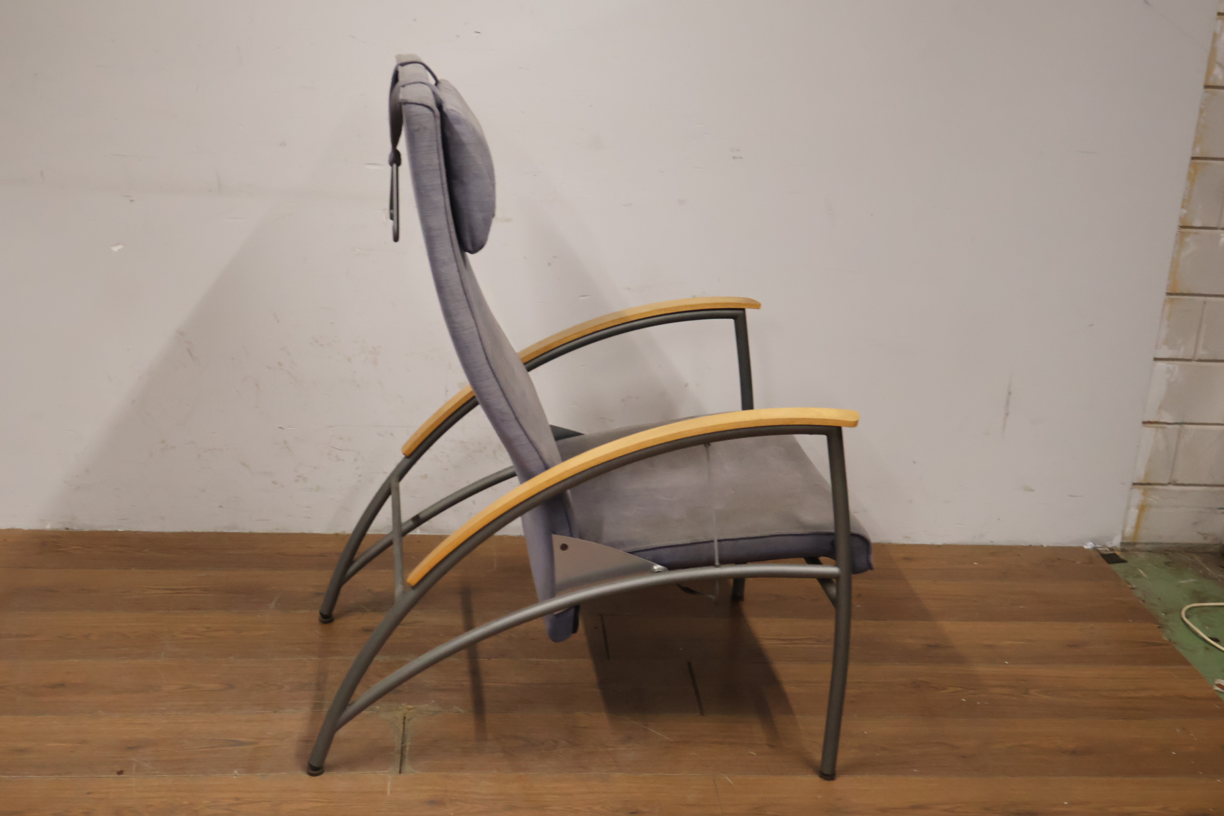 Grijze comfortabele relaxstoel met houten armleuning – foto 3 – kavel bij GSD Auctions, Zoeterwoude