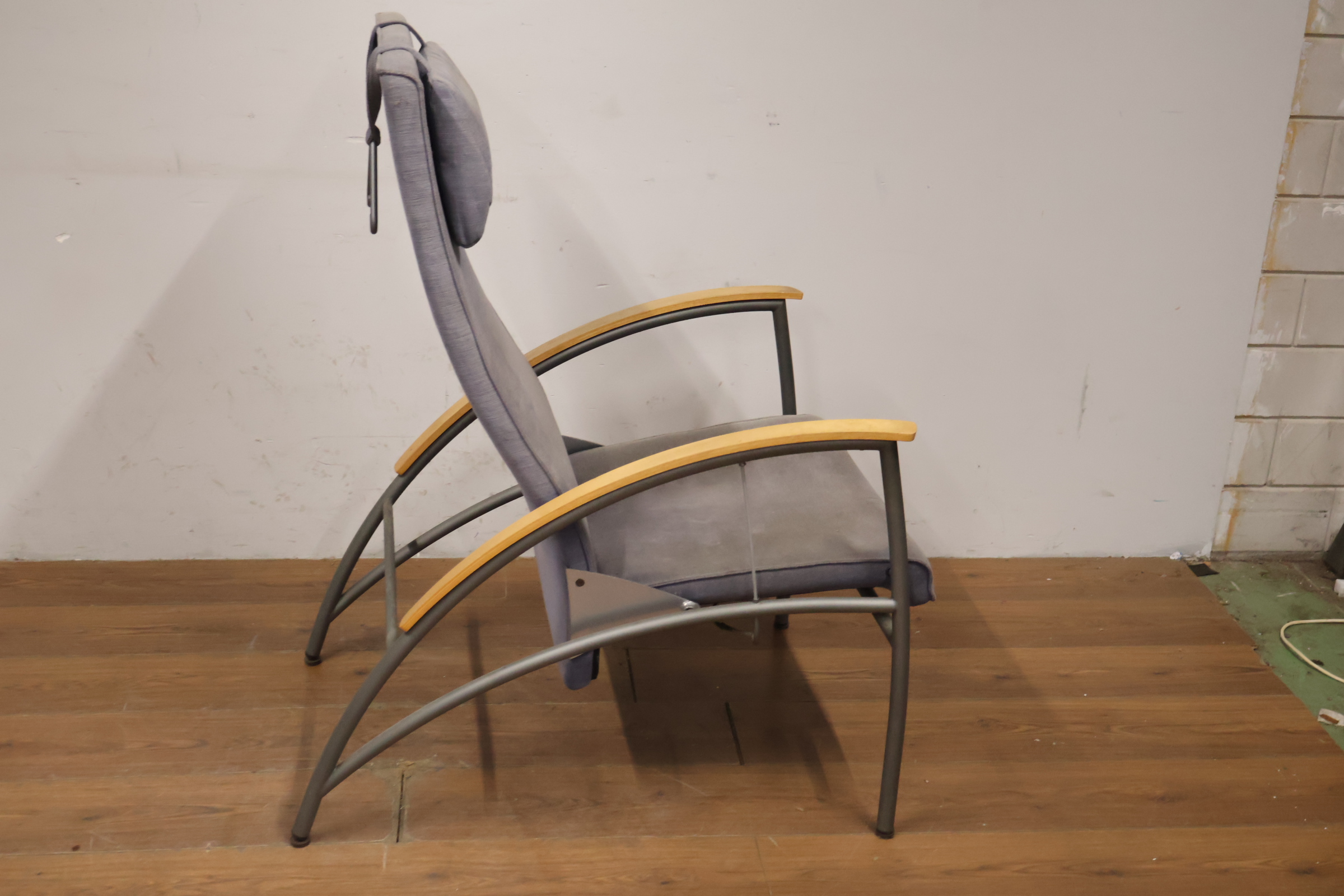 Grijze comfortabele relaxstoel met houten armleuning – foto 4 – kavel bij GSD Auctions, Zoeterwoude