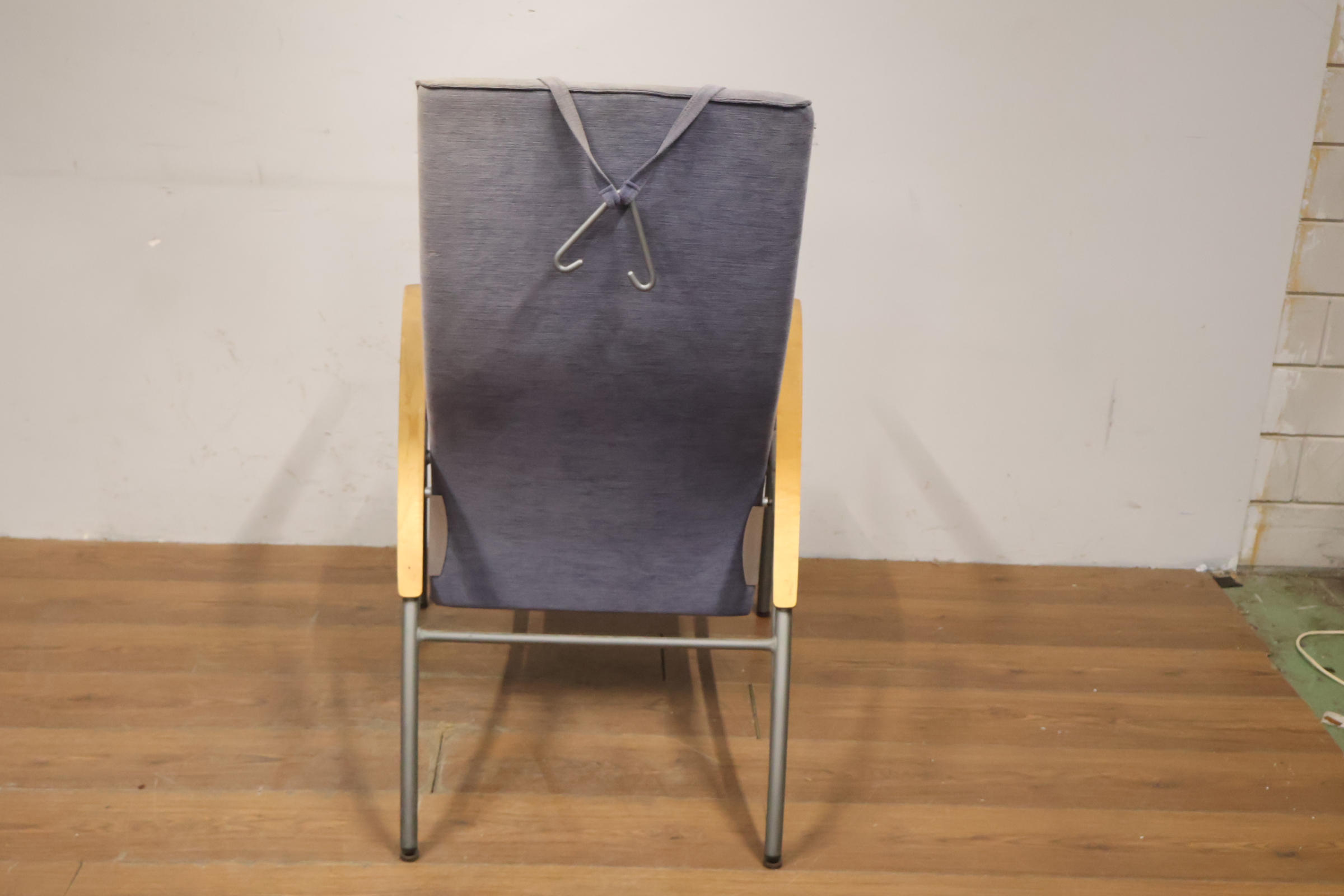 Grijze comfortabele relaxstoel met houten armleuning – foto 5 – kavel bij GSD Auctions, Zoeterwoude
