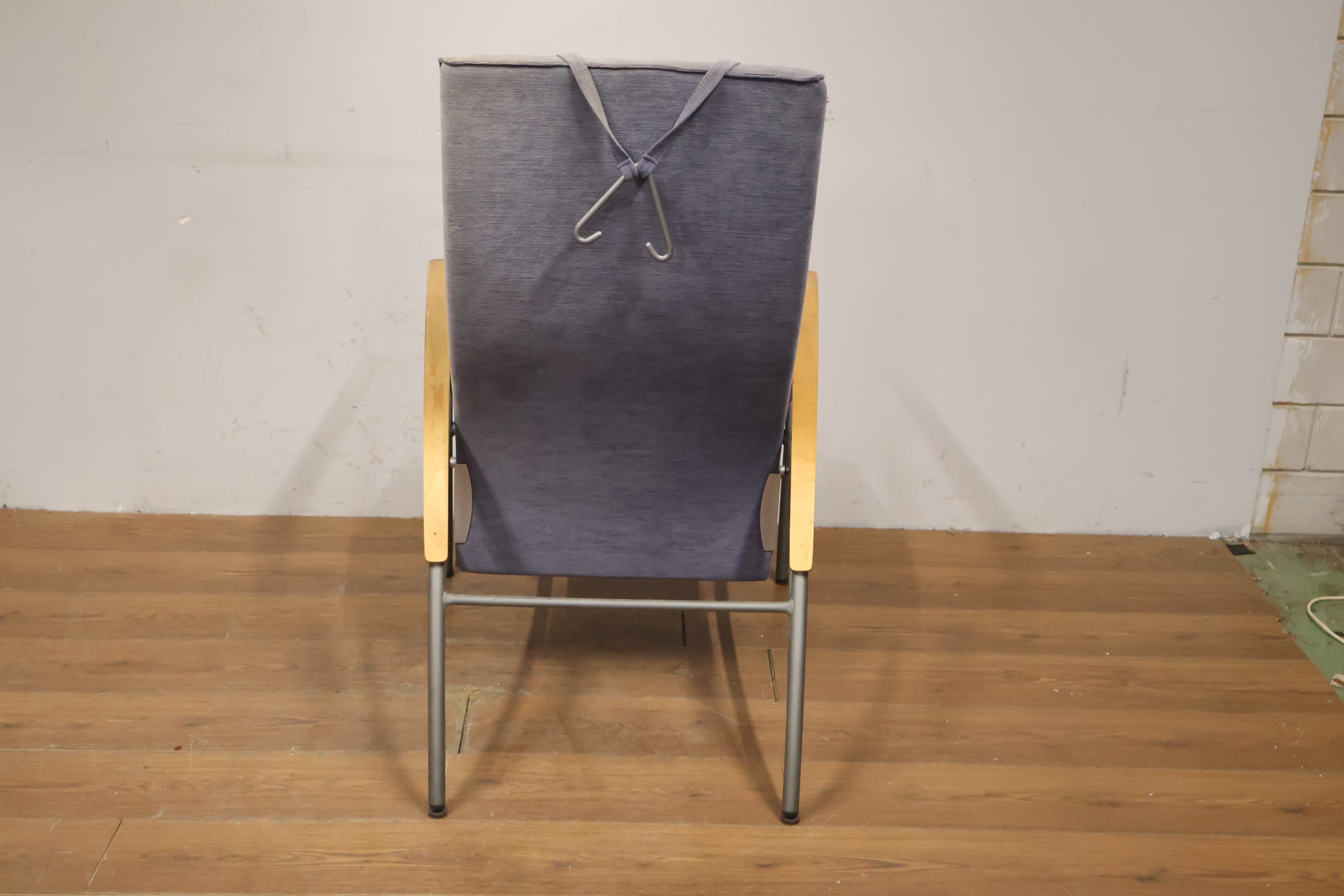 Grijze comfortabele relaxstoel met houten armleuning – foto 6 – kavel bij GSD Auctions, Zoeterwoude