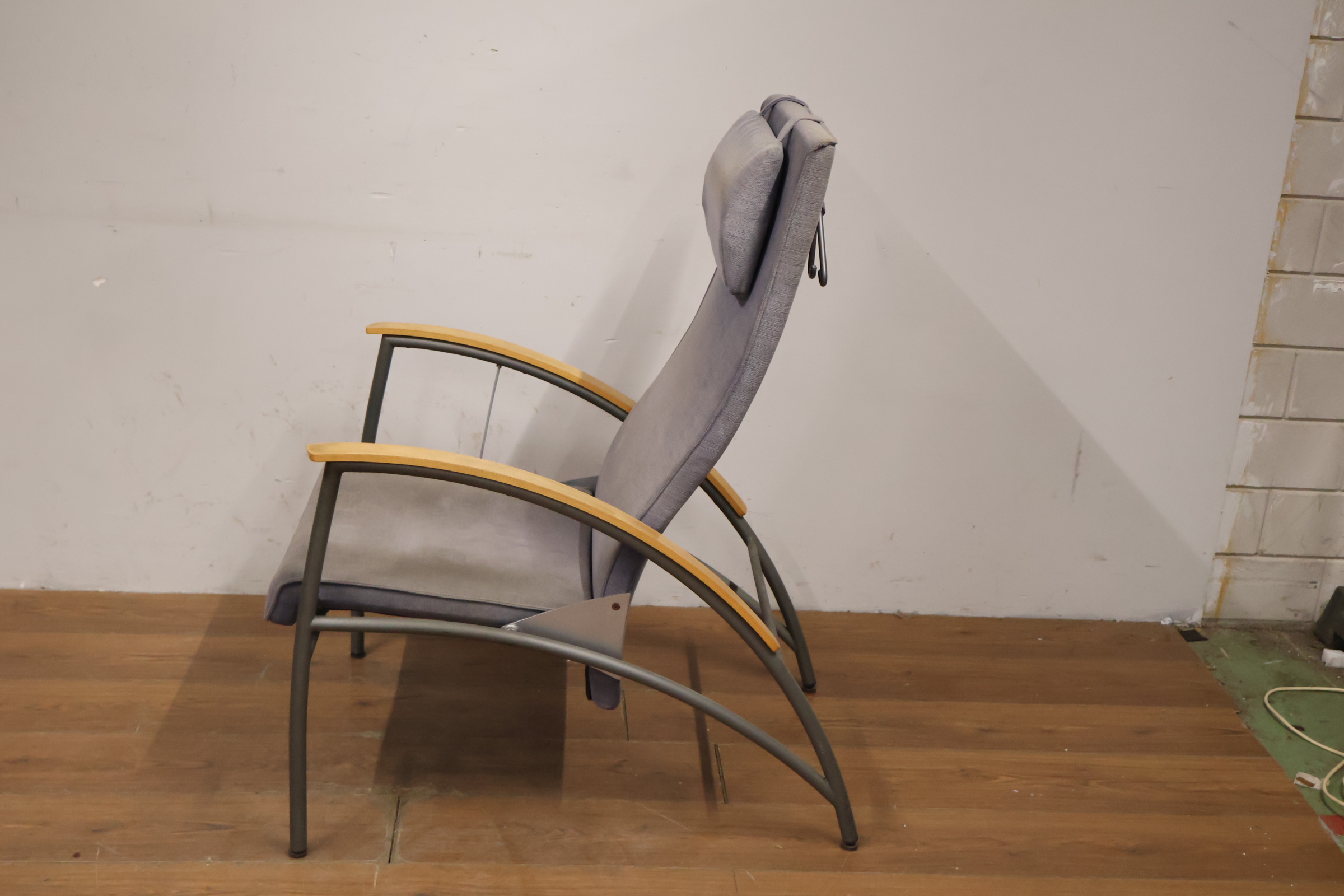 Grijze comfortabele relaxstoel met houten armleuning – foto 7 – kavel bij GSD Auctions, Zoeterwoude