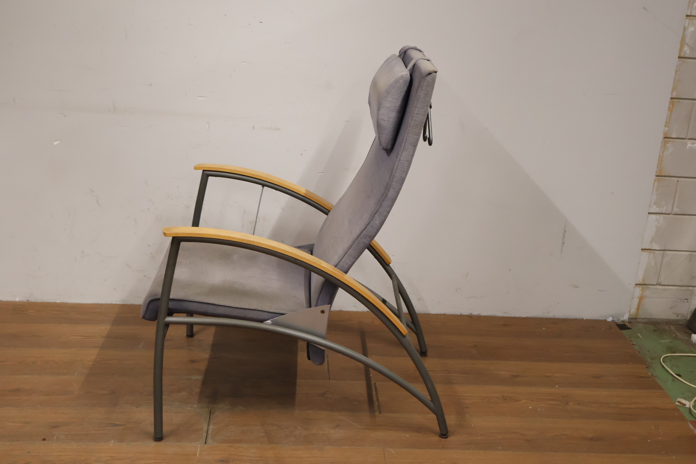Grijze comfortabele relaxstoel met houten armleuning – foto 8 – kavel bij GSD Auctions, Zoeterwoude