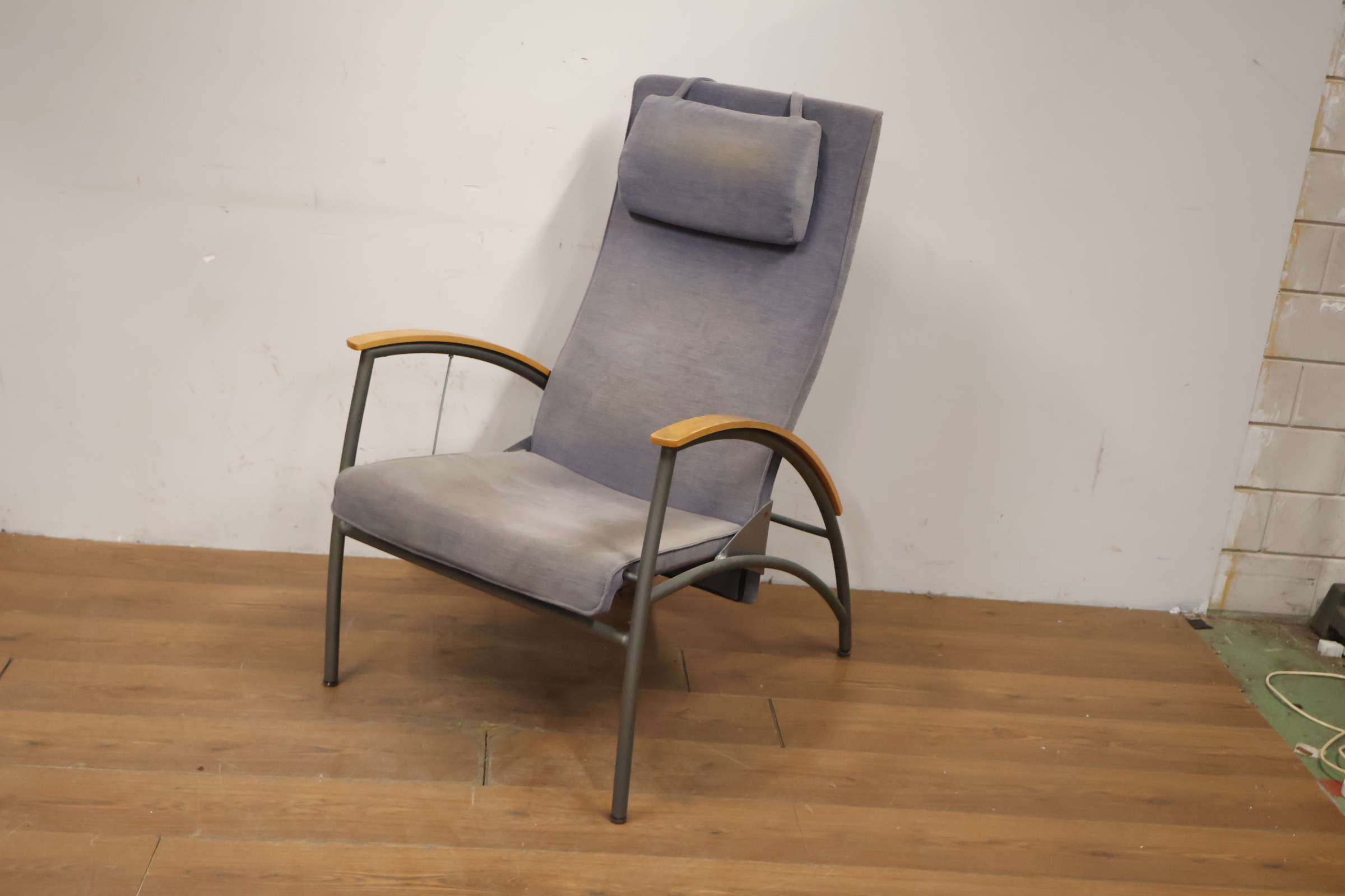Grijze comfortabele relaxstoel met houten armleuning – foto 9 – kavel bij GSD Auctions, Zoeterwoude