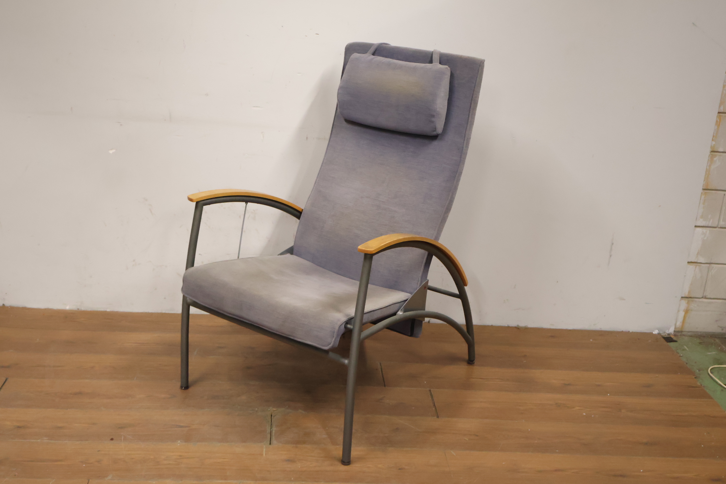 Grijze comfortabele relaxstoel met houten armleuning – foto 10 – kavel bij GSD Auctions, Zoeterwoude