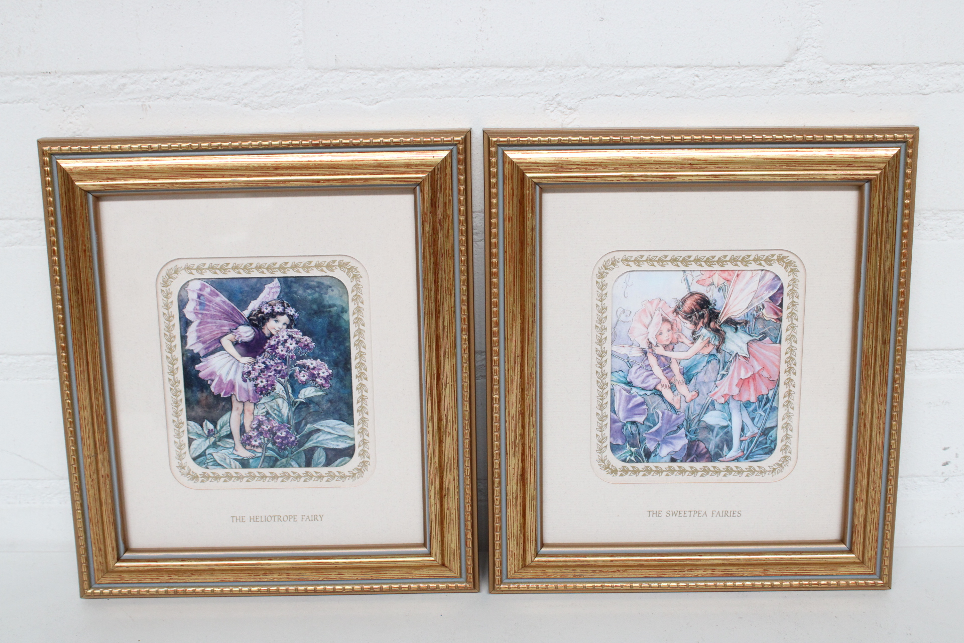 Set van twee ingelijste schilderijtjes met elfjes – foto 2 – kavel bij GSD Auctions, Zoeterwoude