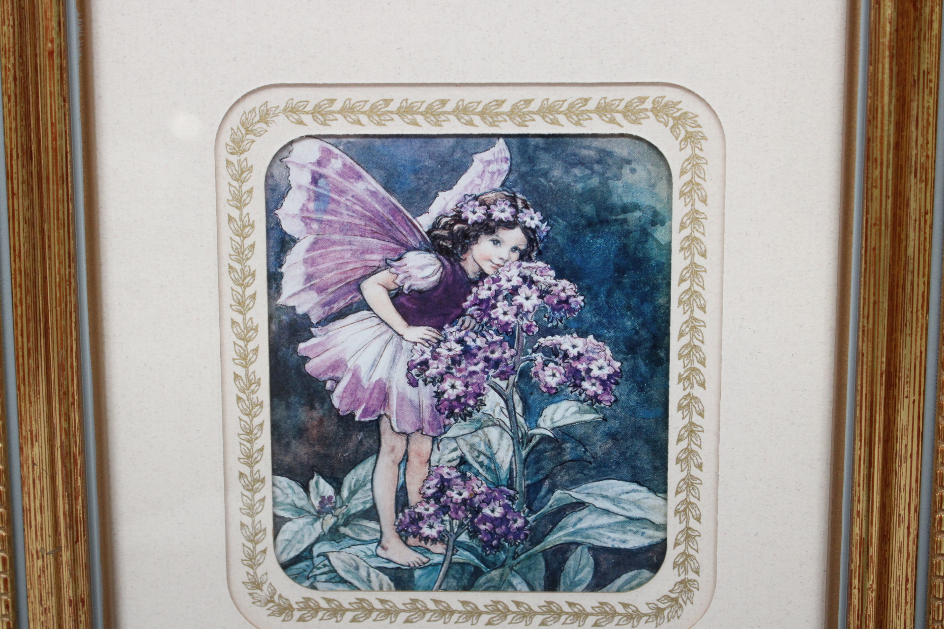 Set van twee ingelijste schilderijtjes met elfjes – foto 3 – kavel bij GSD Auctions, Zoeterwoude