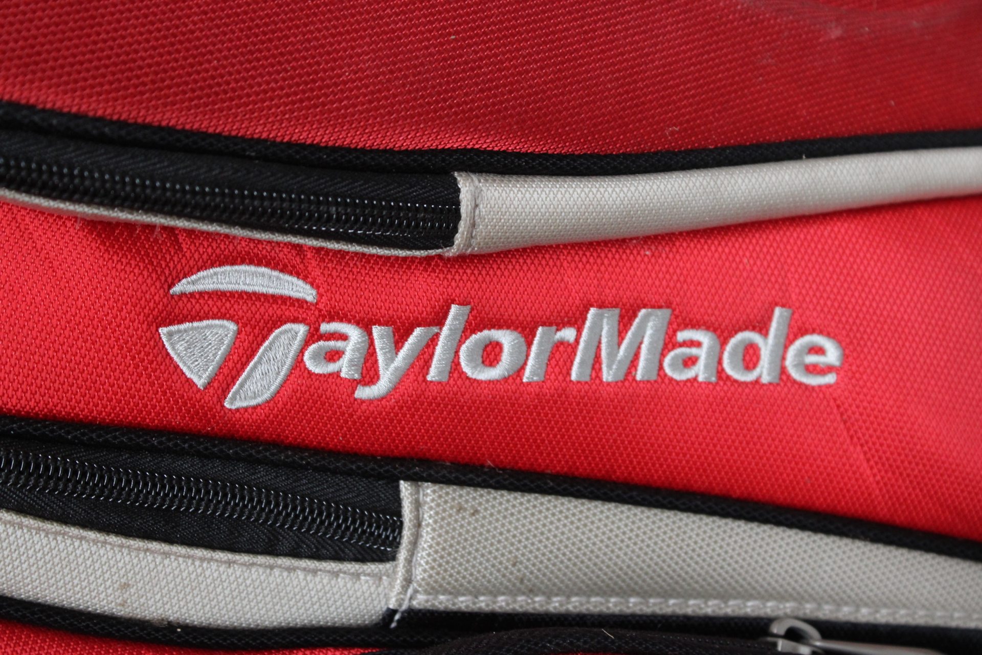 Golfclub tas rood met zilver – foto 4 – kavel bij GSD Auctions, Zoeterwoude