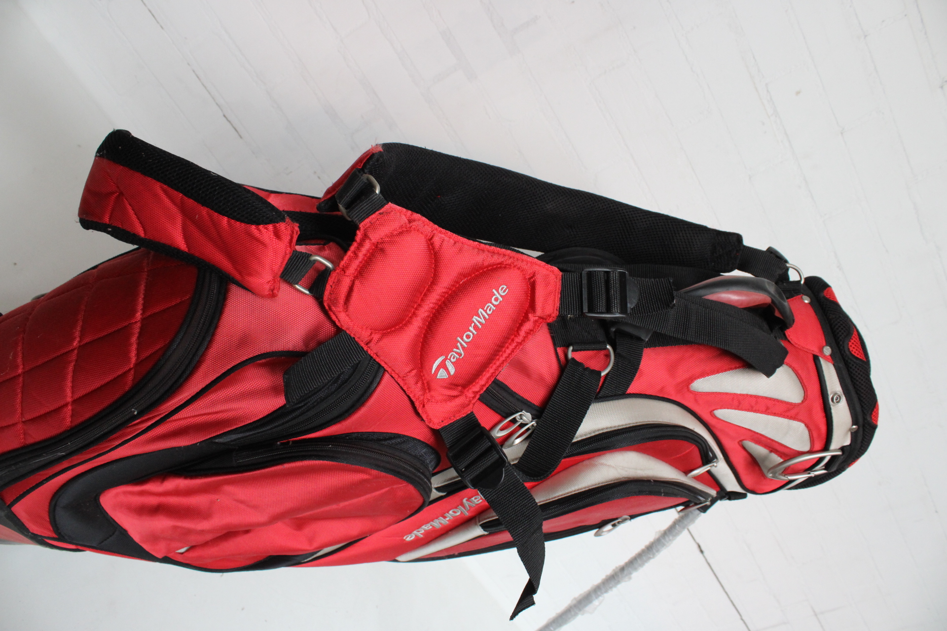 Golfclub tas rood met zilver – foto 5 – kavel bij GSD Auctions, Zoeterwoude