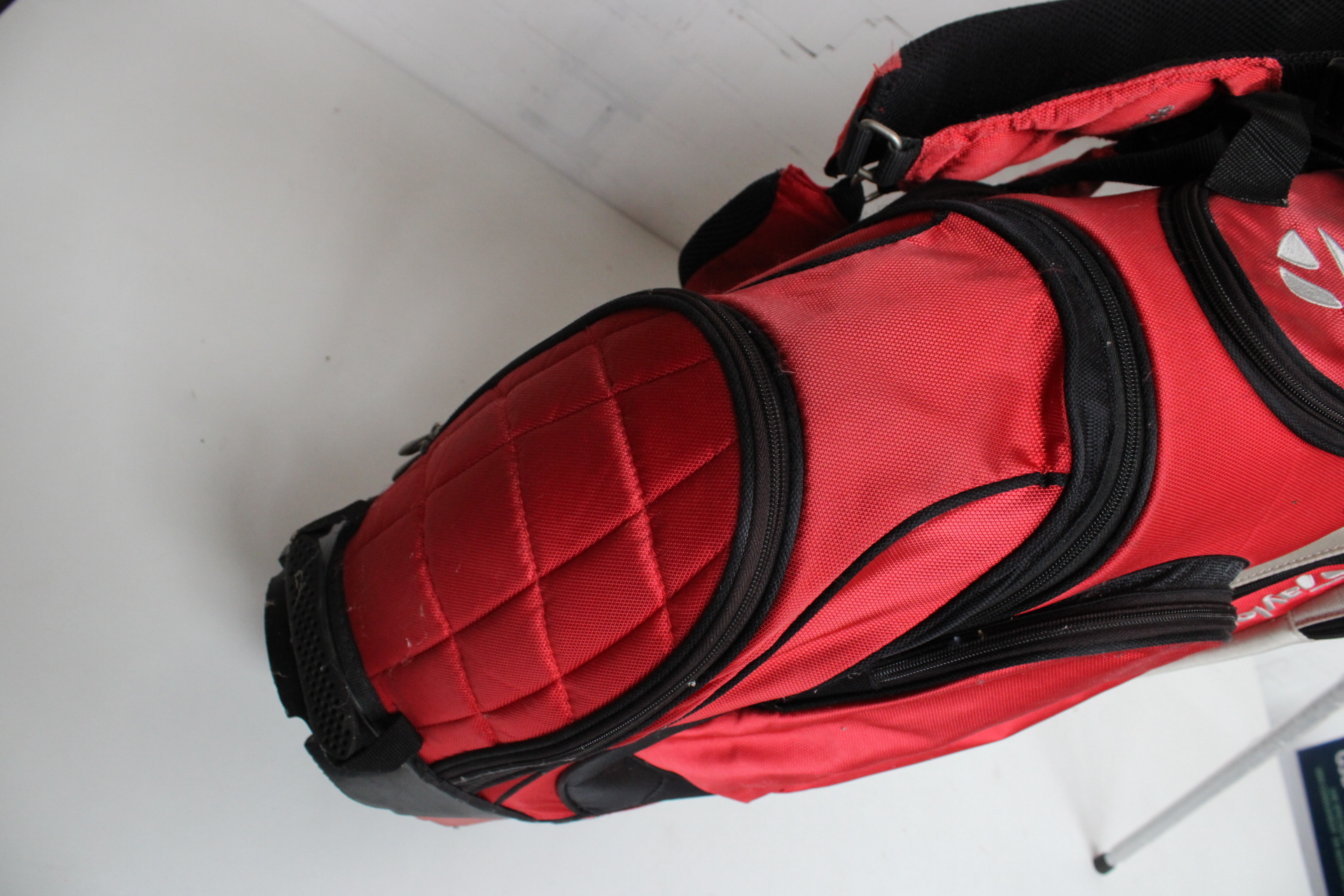 Golfclub tas rood met zilver – foto 6 – kavel bij GSD Auctions, Zoeterwoude