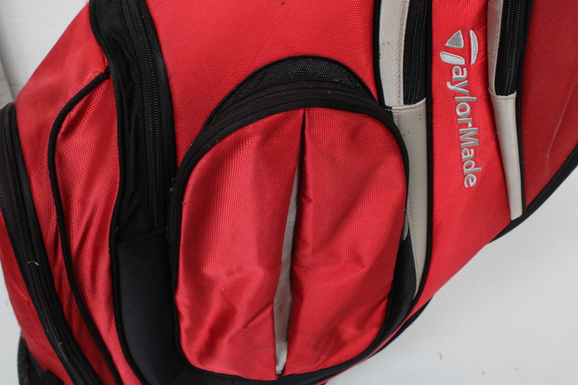 Golfclub tas rood met zilver – foto 7 – kavel bij GSD Auctions, Zoeterwoude