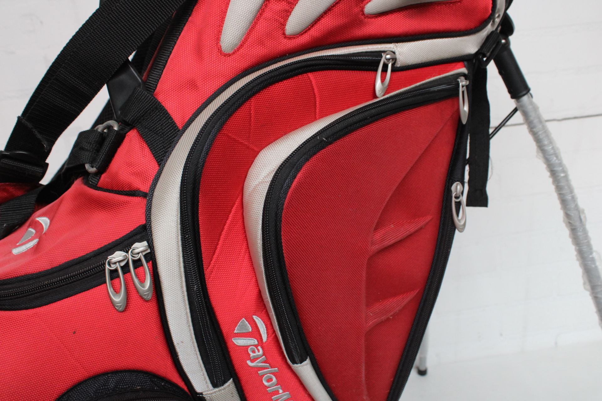 Golfclub tas rood met zilver – foto 8 – kavel bij GSD Auctions, Zoeterwoude