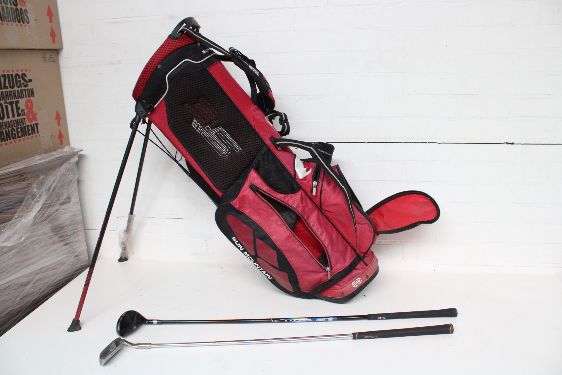 Golfset met rode golfbag – foto 2 – kavel bij GSD Auctions, Zoeterwoude