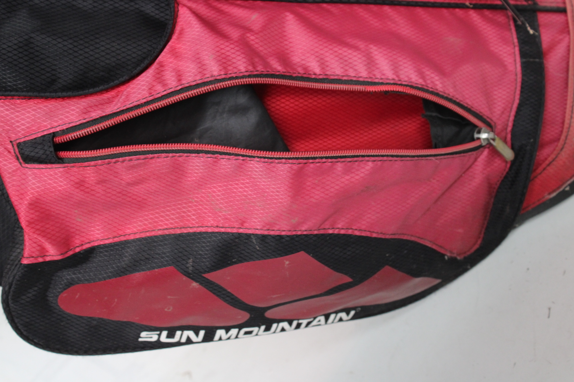 Golfset met rode golfbag – foto 7 – kavel bij GSD Auctions, Zoeterwoude