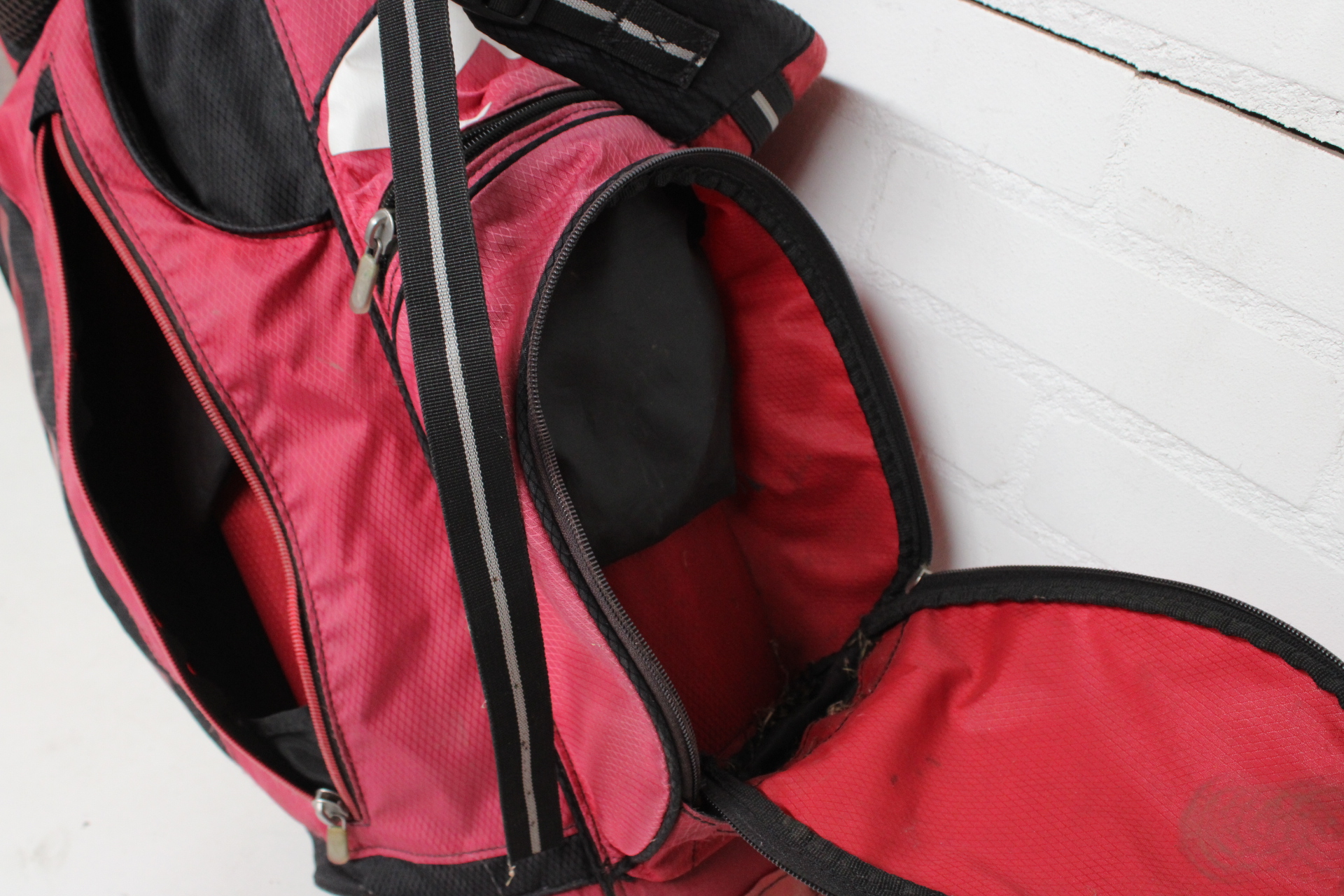 Golfset met rode golfbag – foto 8 – kavel bij GSD Auctions, Zoeterwoude