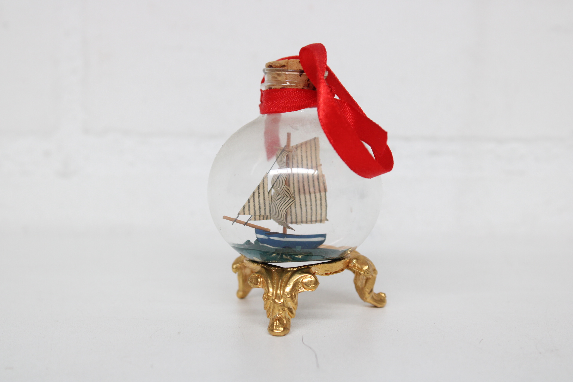 Miniatuur boot in glazen bol met gouden standaard – foto 2 – kavel bij GSD Auctions, Zoeterwoude