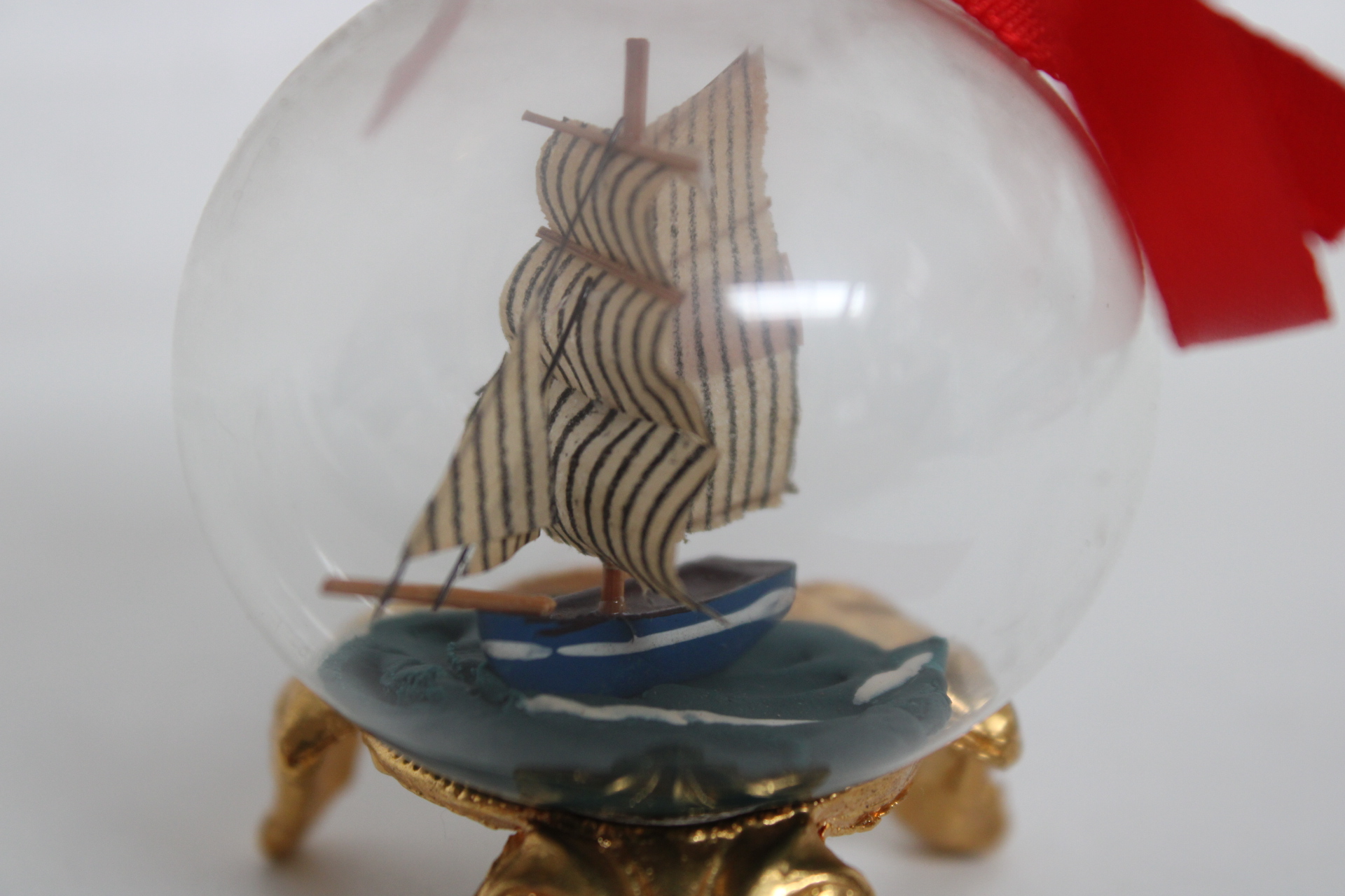 Miniatuur boot in glazen bol met gouden standaard – foto 3 – kavel bij GSD Auctions, Zoeterwoude