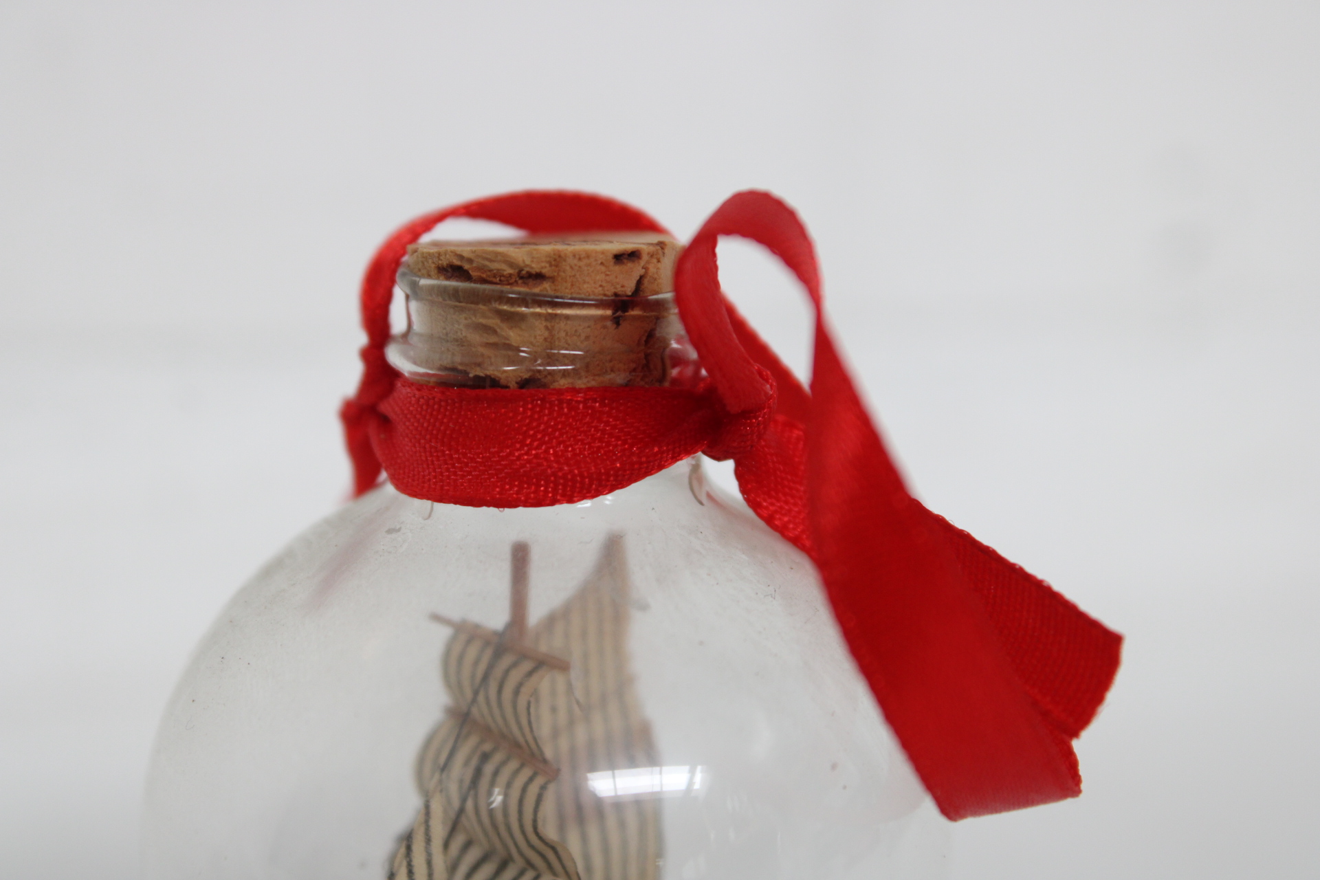 Miniatuur boot in glazen bol met gouden standaard – foto 4 – kavel bij GSD Auctions, Zoeterwoude