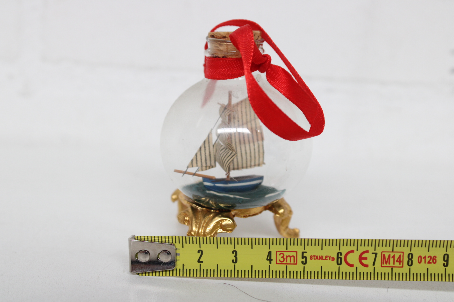 Miniatuur boot in glazen bol met gouden standaard – foto 6 – kavel bij GSD Auctions, Zoeterwoude