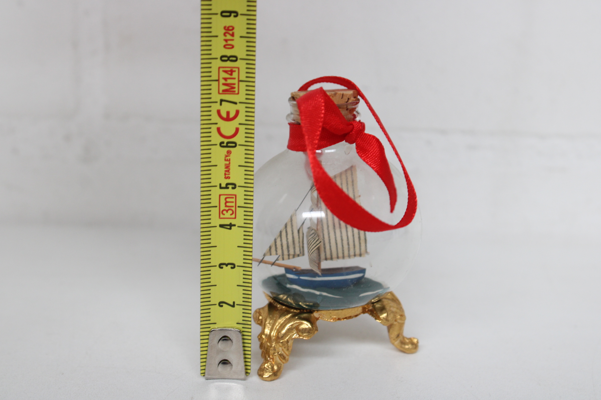 Miniatuur boot in glazen bol met gouden standaard – foto 7 – kavel bij GSD Auctions, Zoeterwoude