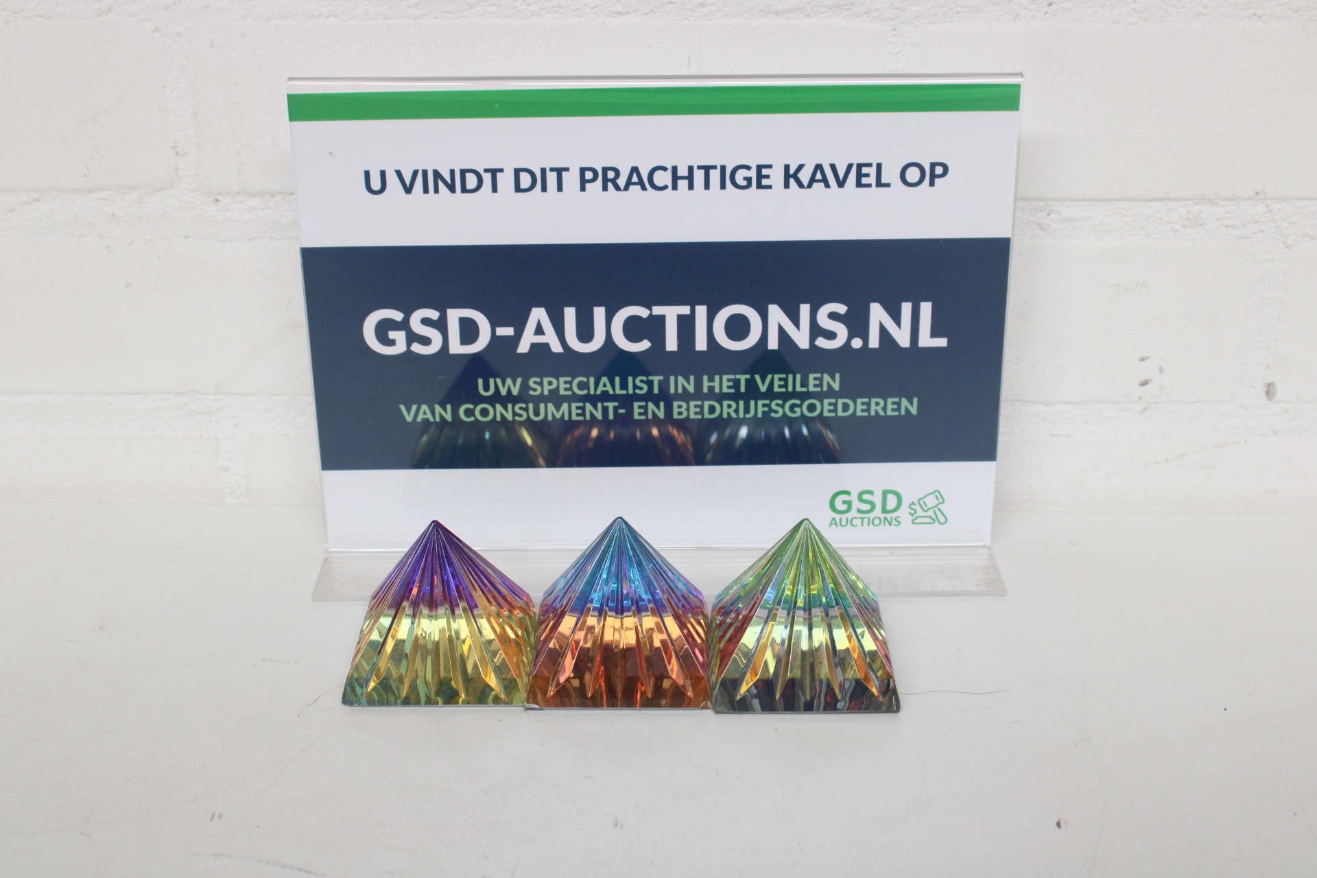 Set van drie glazen piramides – kavel bij GSD Auctions, Zoeterwoude
