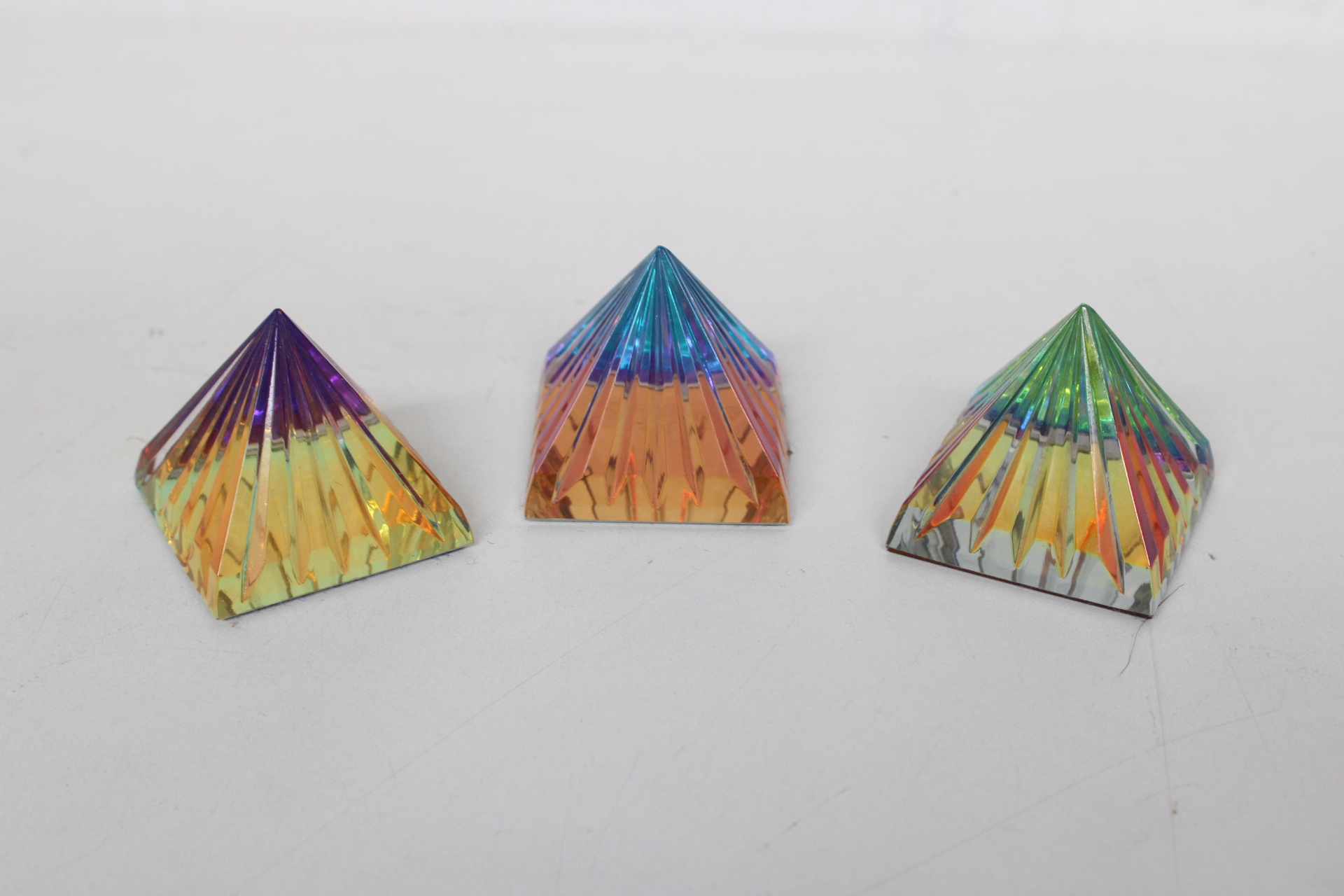 Set van drie glazen piramides – foto 3 – kavel bij GSD Auctions, Zoeterwoude