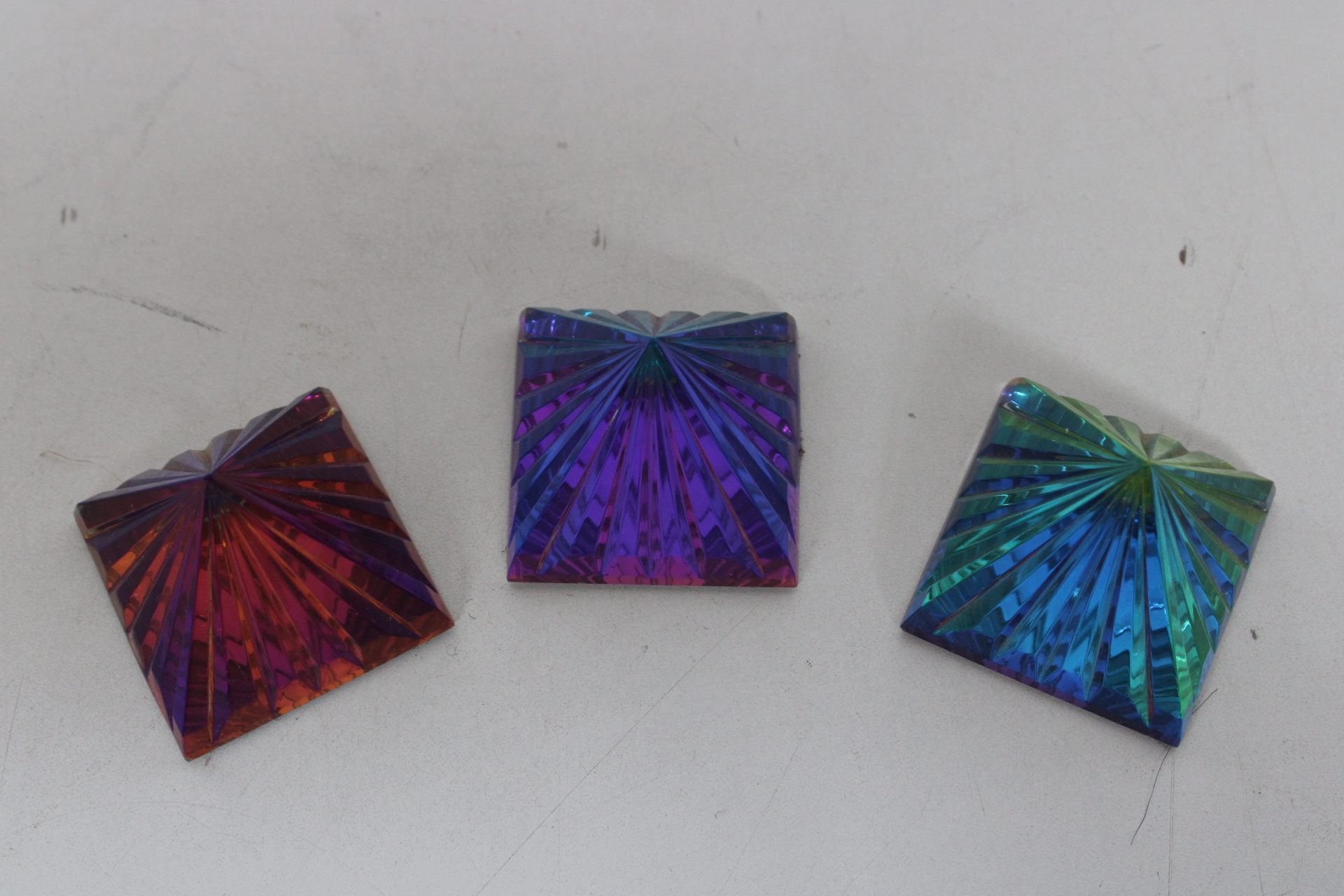 Set van drie glazen piramides – foto 4 – kavel bij GSD Auctions, Zoeterwoude