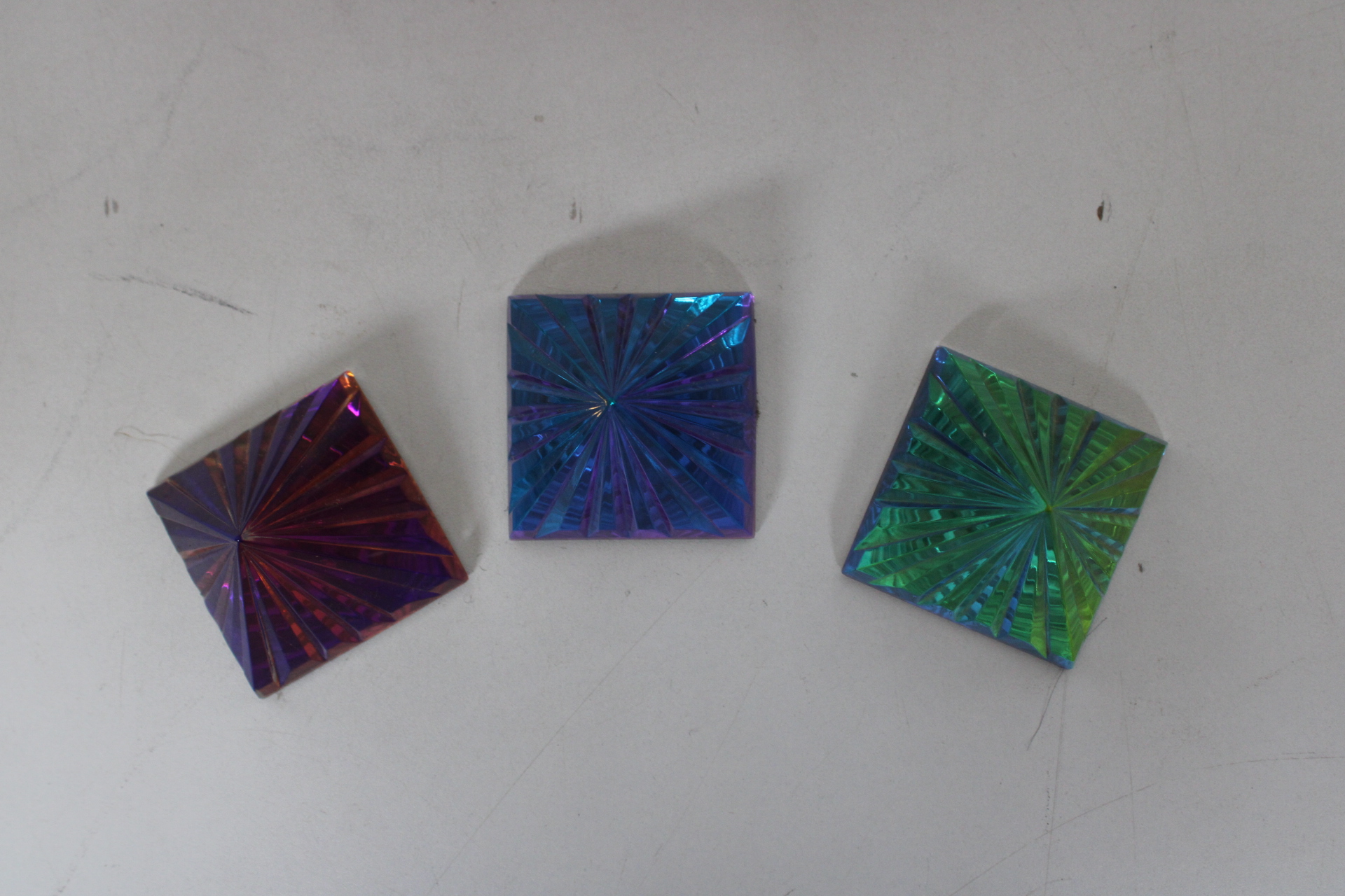 Set van drie glazen piramides – foto 6 – kavel bij GSD Auctions, Zoeterwoude