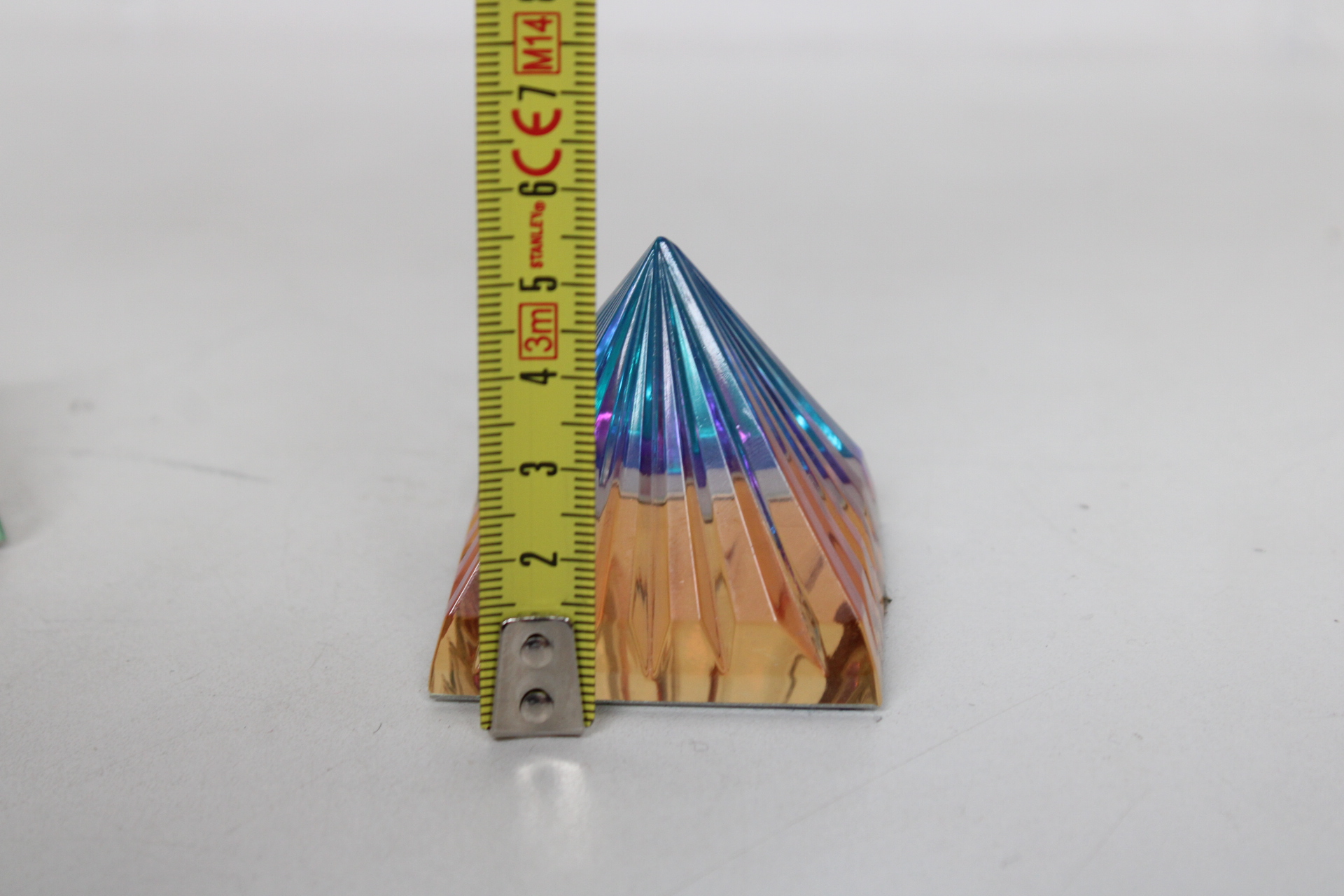 Set van drie glazen piramides – foto 8 – kavel bij GSD Auctions, Zoeterwoude