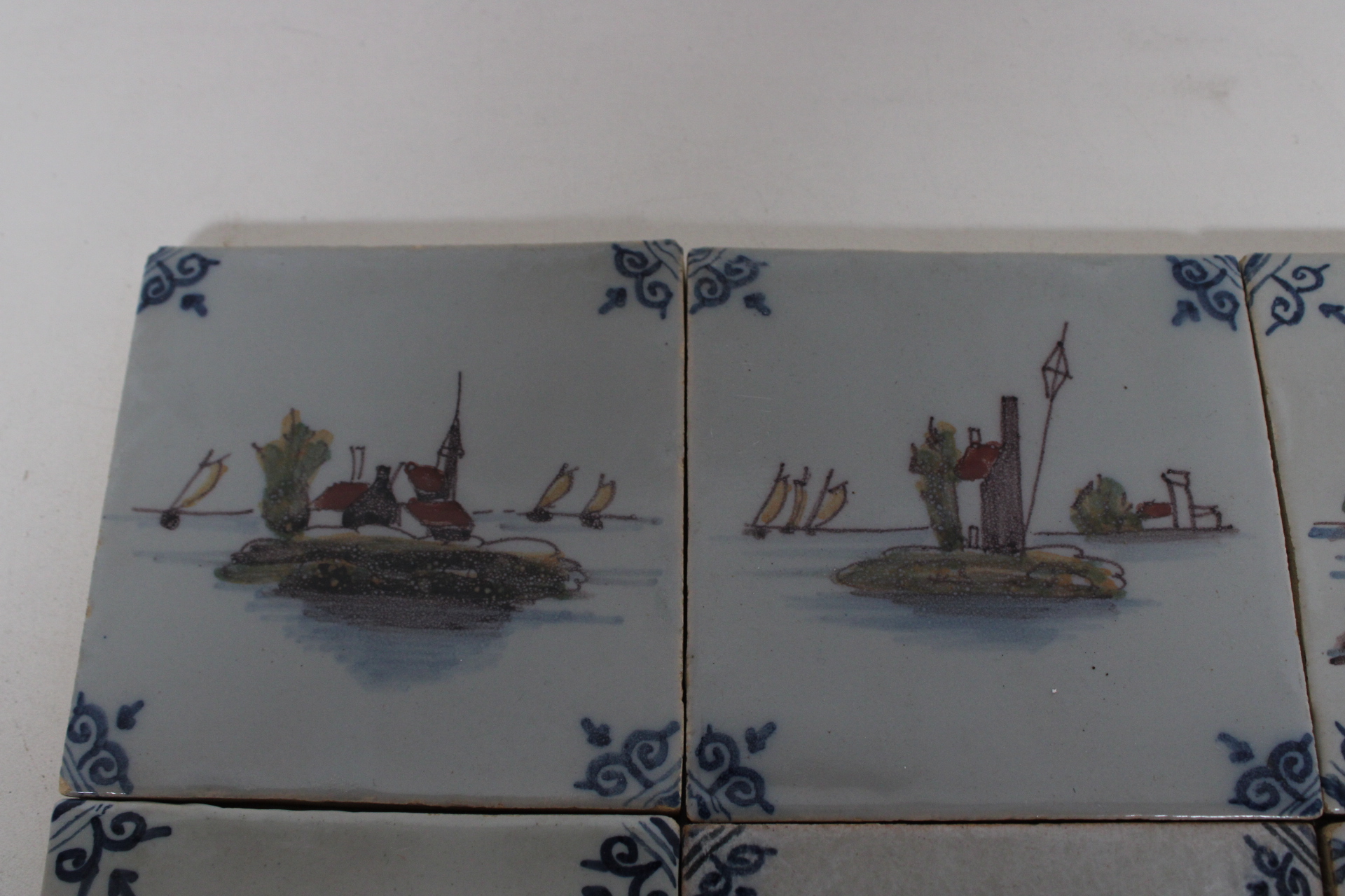 Set van 6 Delfts blauwe tegels met schilderingen – foto 3 – kavel bij GSD Auctions, Zoeterwoude