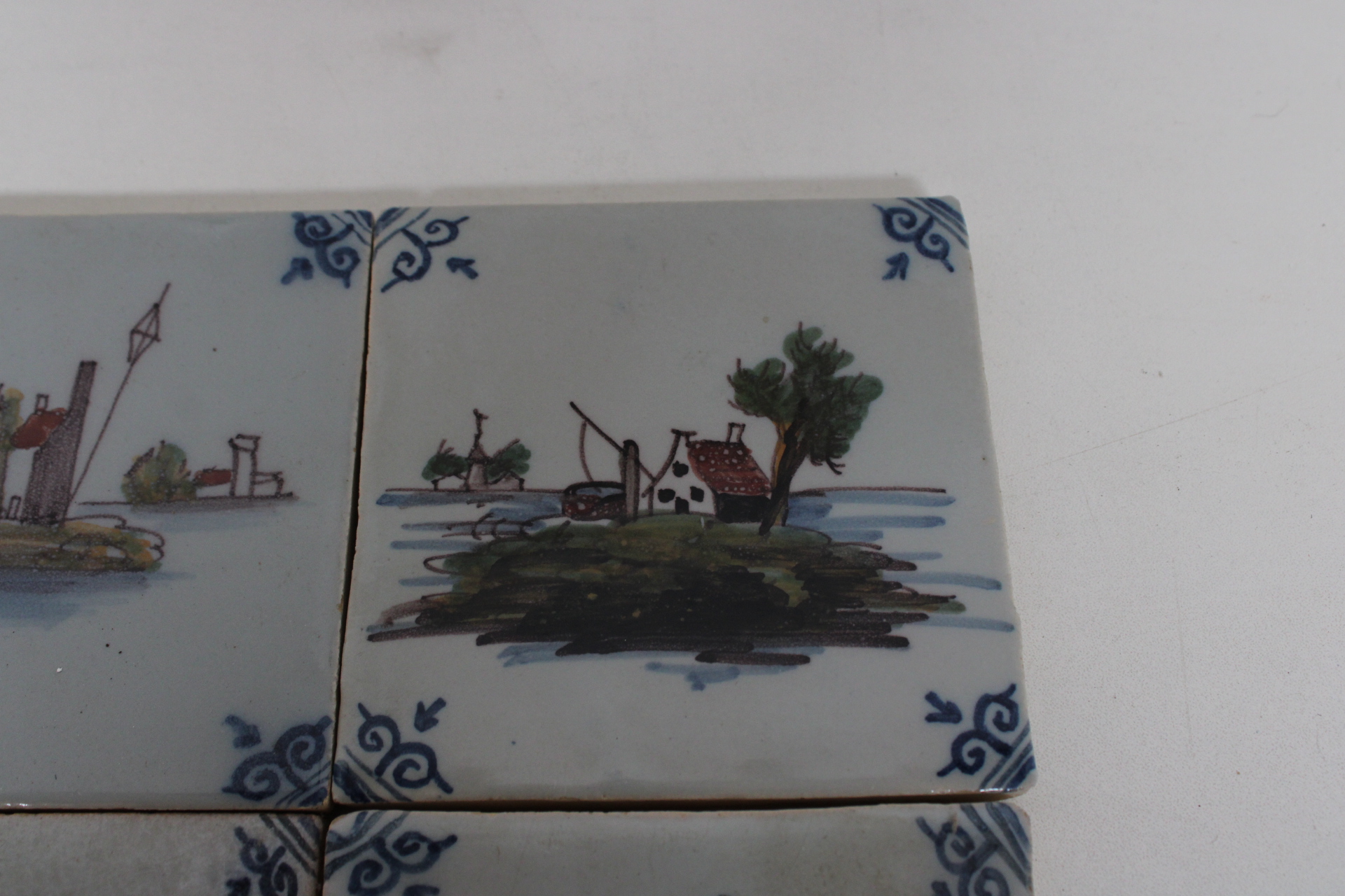Set van 6 Delfts blauwe tegels met schilderingen – foto 4 – kavel bij GSD Auctions, Zoeterwoude