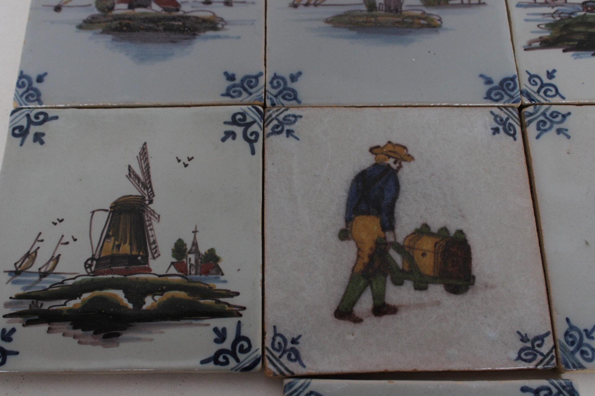 Set van 6 Delfts blauwe tegels met schilderingen – foto 5 – kavel bij GSD Auctions, Zoeterwoude
